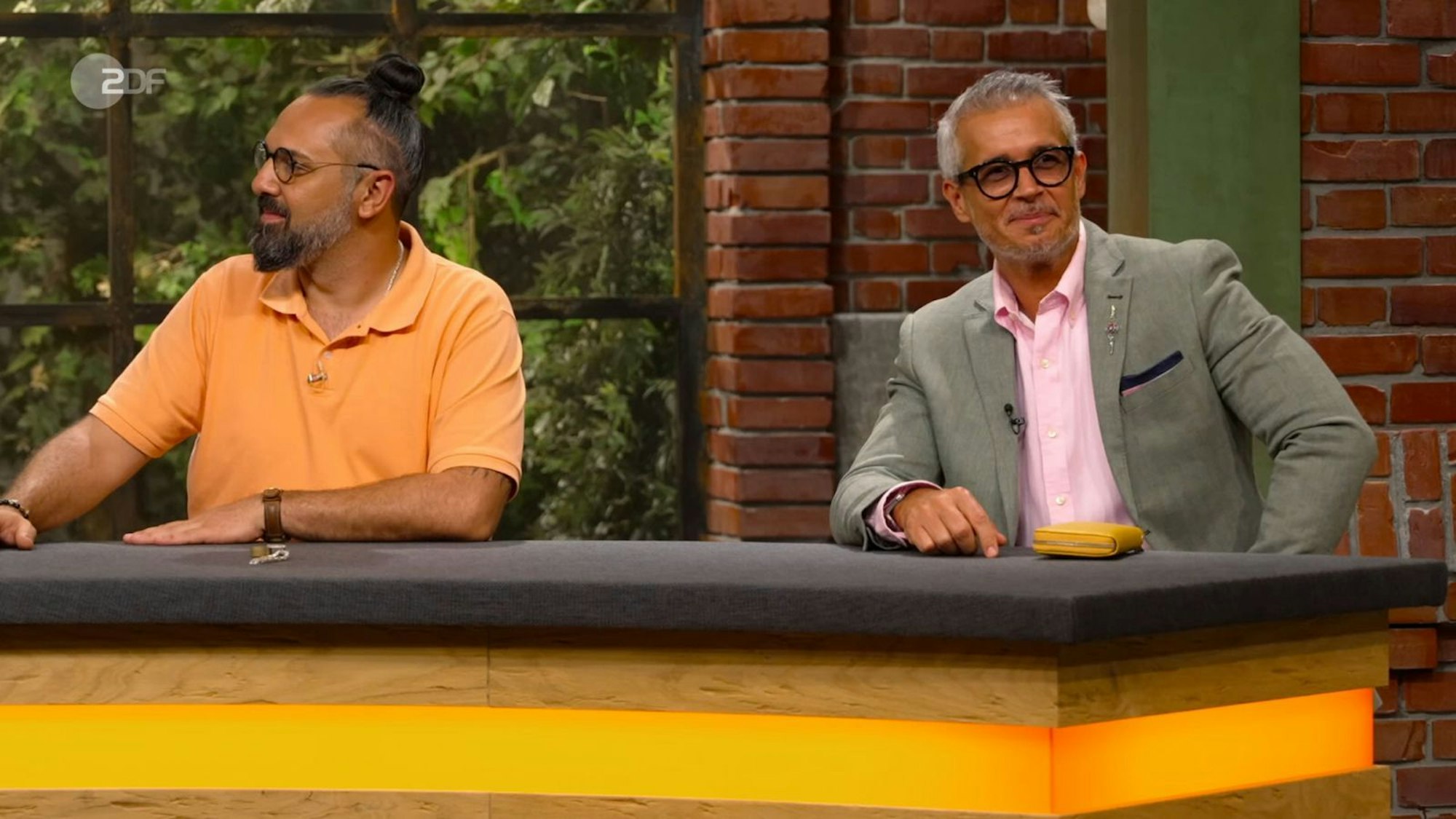 In einem erbitterten Händlerduell boten sich Anaisio Guedes (rechts) und Walter Lehnertz weit über den Schätzpreis von 150 Euro. (Bild: ZDF)