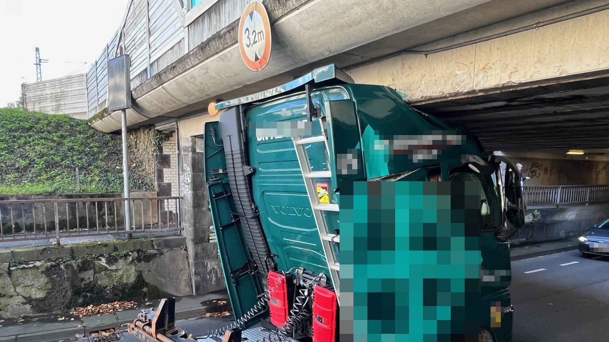 An der Brücke an der Mahrstraße hat sich ein Lkw festgefahren. Im Verkehr kommt es deswegen zu erheblichen Behinderungen.