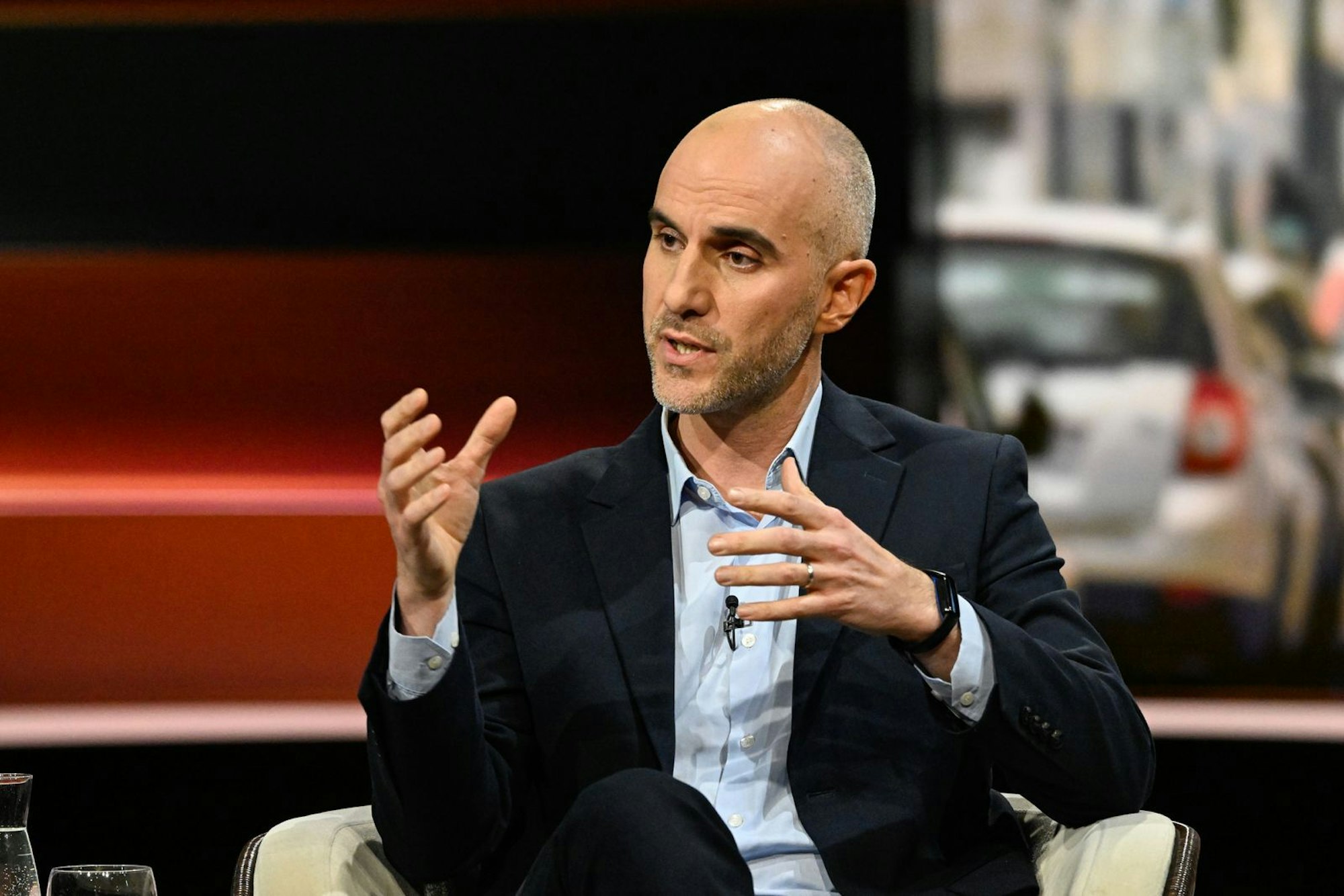 „Schießerei, Messerstecherei - bei Ihnen fühlen sich nachts nur noch 14 Prozent der Bewohner sicher!“, wandte sich Markus Lanz an den Hannover-OB Belit Onay von den Grünen. Der fand die Problemlösungsvorschläge allerdings „viel zu grobschlächtig“. (Bild: ZDF / Markus Hertrich)