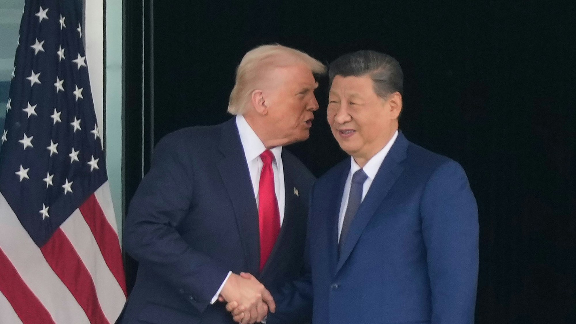 Das Bild zeigt US-Präsident Donald Trump (l) und den chinesische Präsident Xi Jinping am Gimhae International Airport Jinping. Foto: Mark Schiefelbein/AP/dpa
