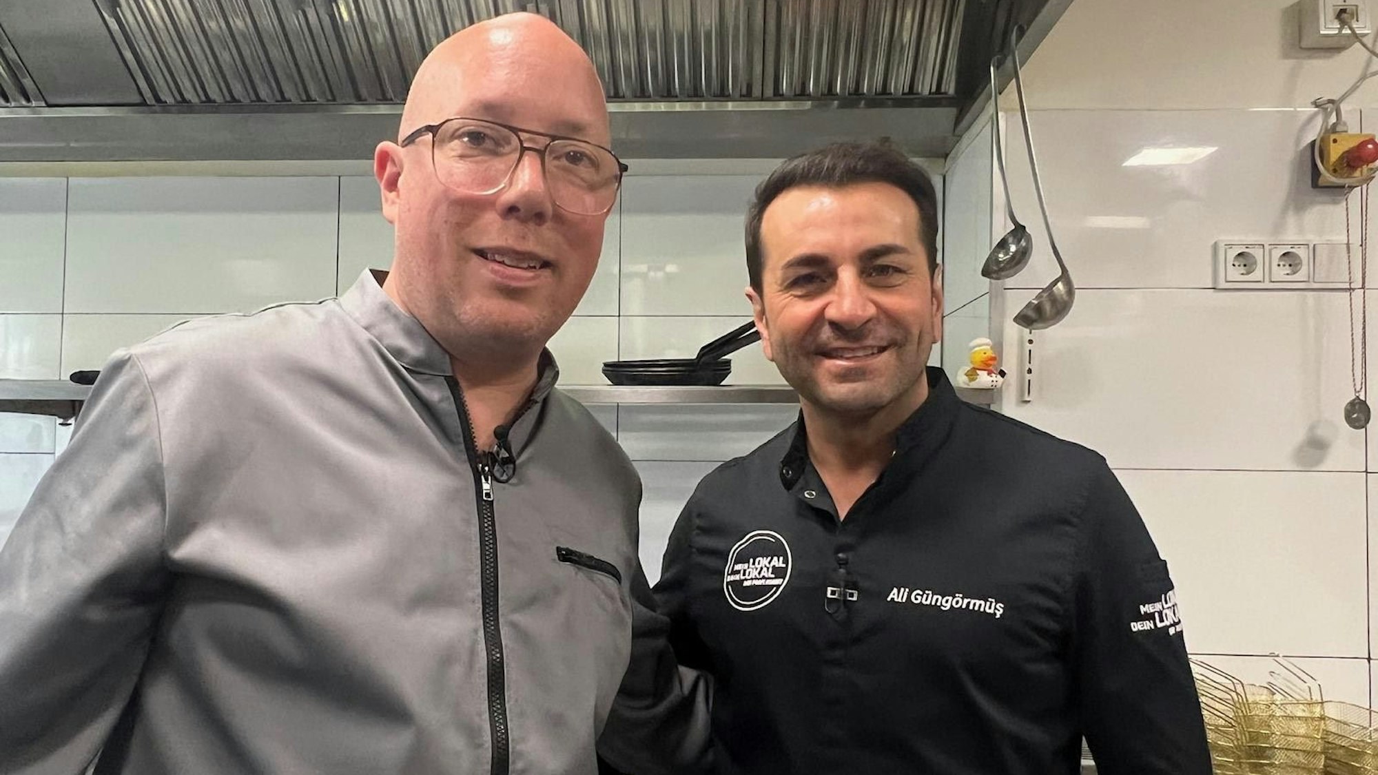 Zu sehen sind Frederik „Freddie“ Pakoßnick und Sternekoch Ali Güngörmüs.