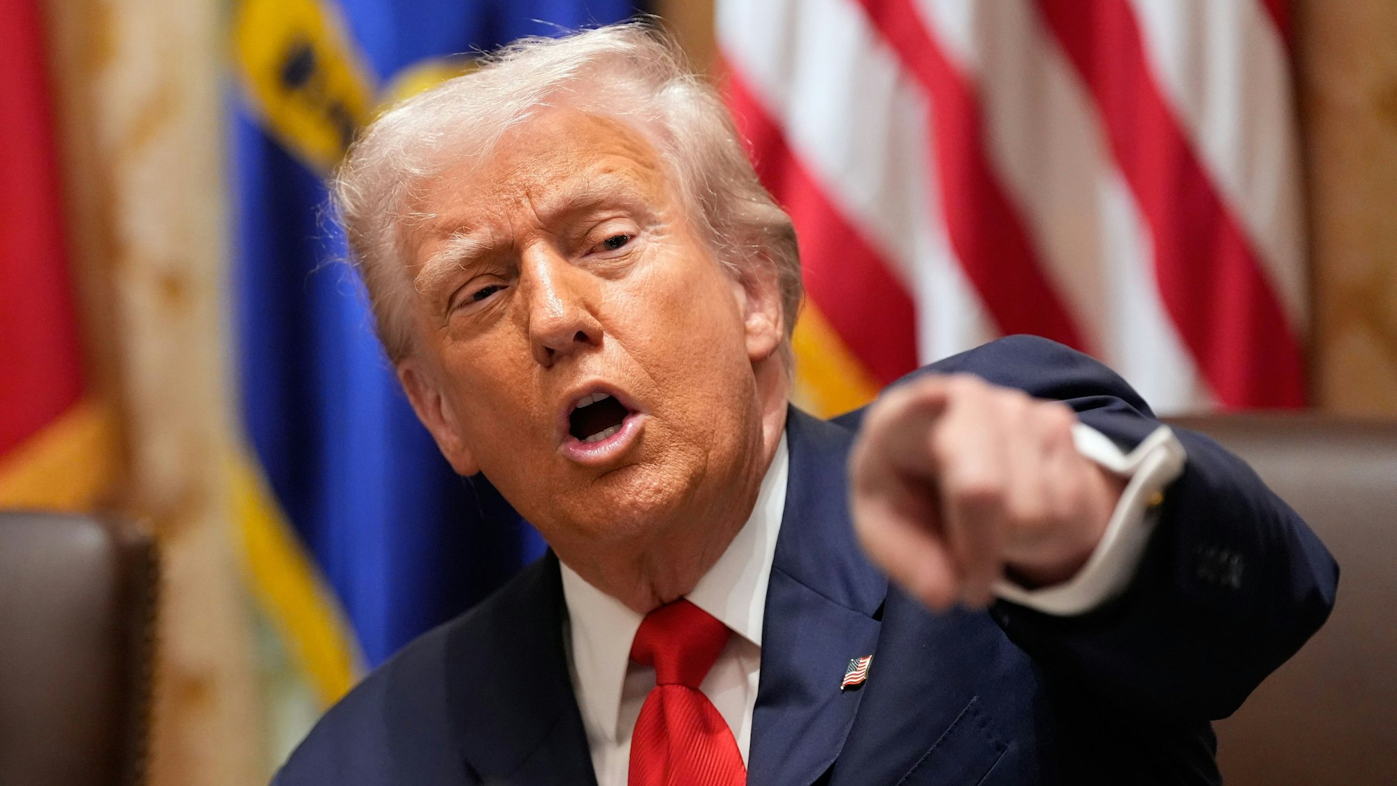 US-Präsident Donald Trump beantwortet Fragen von Reportern im Weißen Haus. (Archivbild)