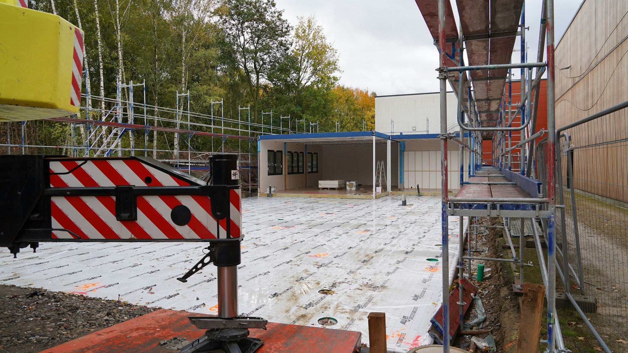 Auf dem Bild ist eine Baustelle eines Modulbaus zu sehen.