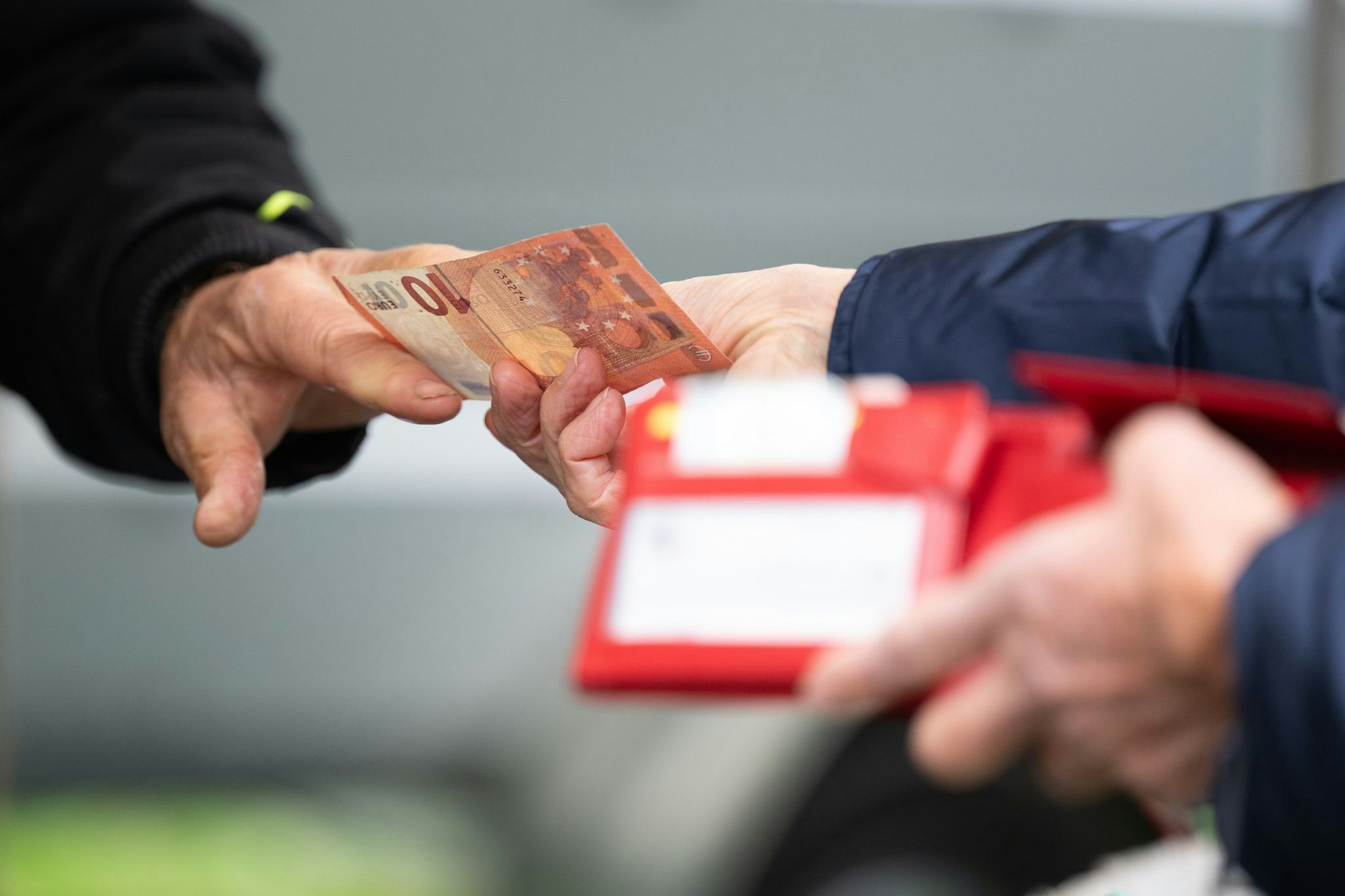 Lebensmittel und Dienstleistungen sind teils deutlich teurer als vor einem Jahr, das spüren die Menschen im Geldbeutel. (Symbolbild)