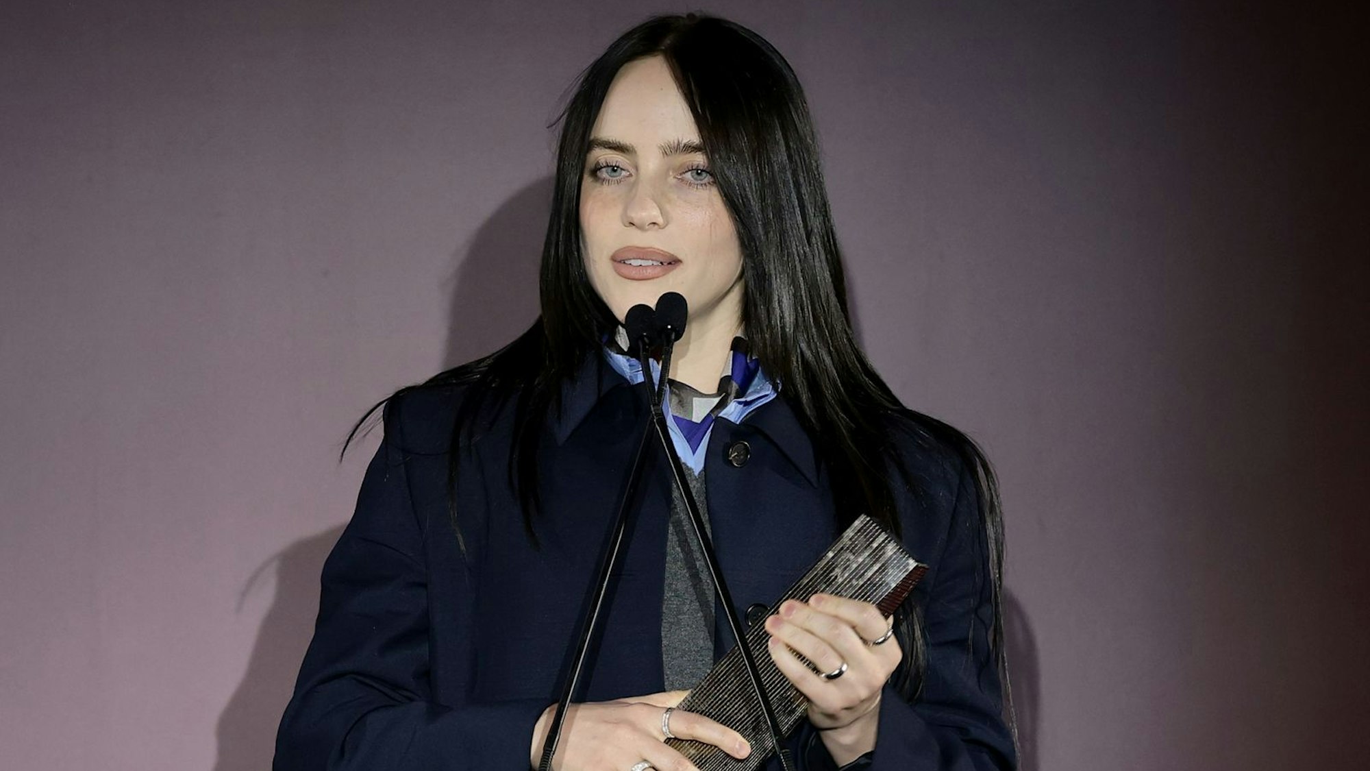 Bei einer Preisverleihung richtete Billie Eilish deutliche Worte an Superreiche. (Bild: 2025 Getty Images for WSJ. Magazine Innovators Awards/Dimitrios Kambouris)