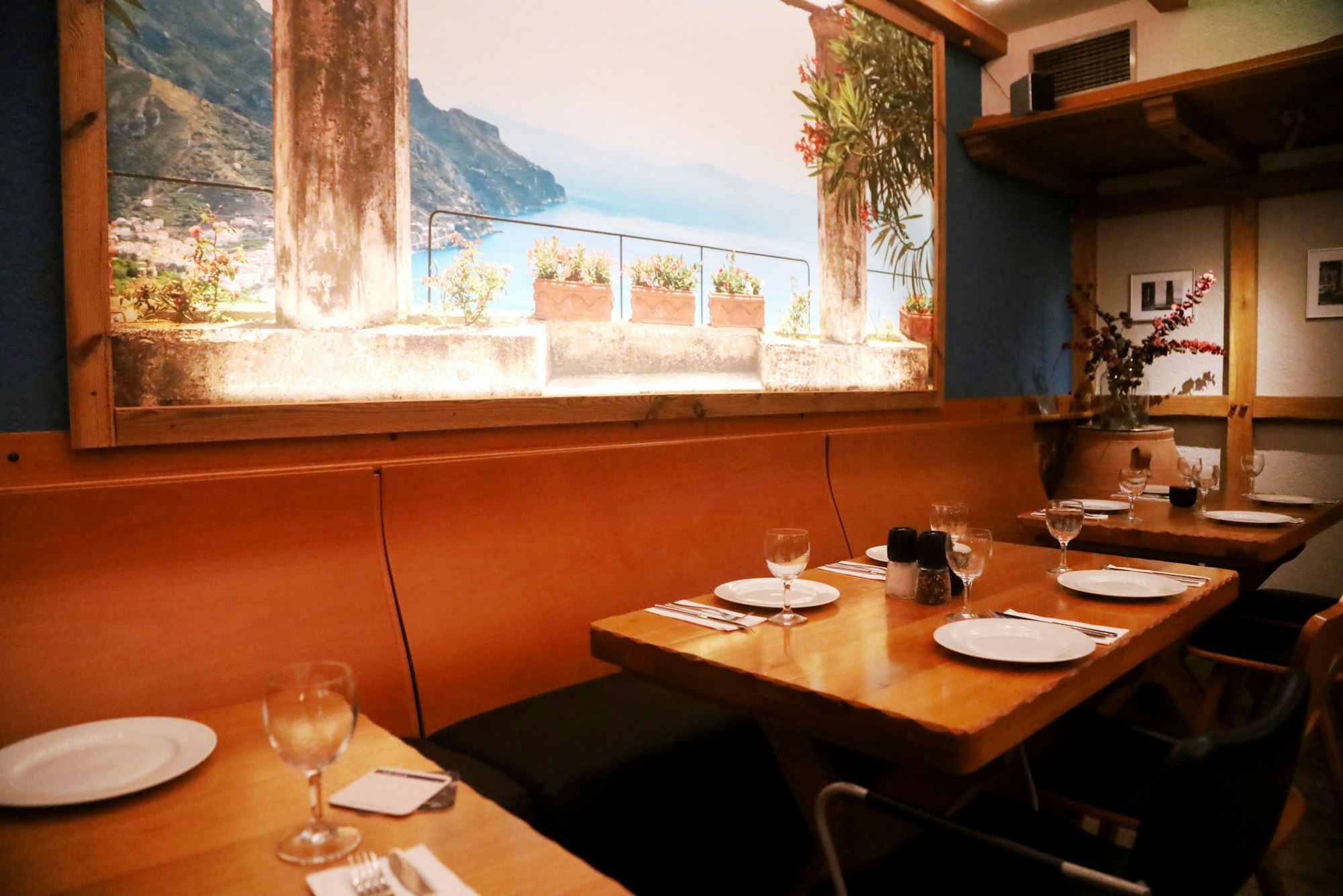 29.10.2025, Köln: Handgerollte Weinblätter und Filoteigeskalation in Dellbrück im Restaurant „Nikos Ouzeria“. Foto: Arton Krasniqi