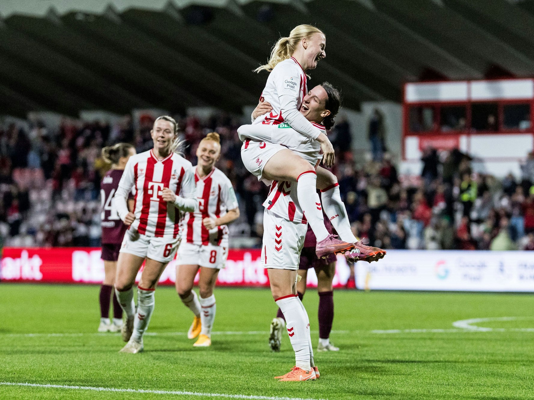 Die Spielerinnen des 1. FC Köln jubeln gemeinsam.