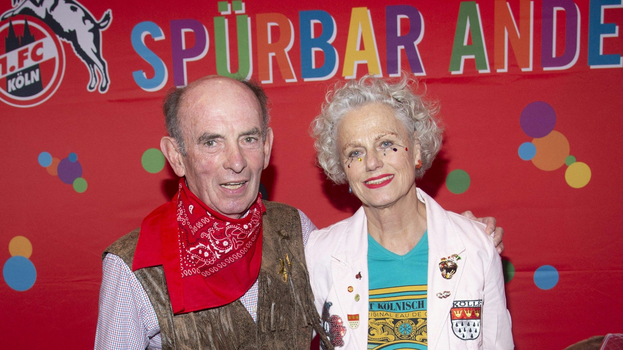 Hannes Linßen (l.), hier am 18. Februar 2020 bei der Karnevalssitzung des 1. FC Köln, ist im Alter von 76 Jahren gestorben.