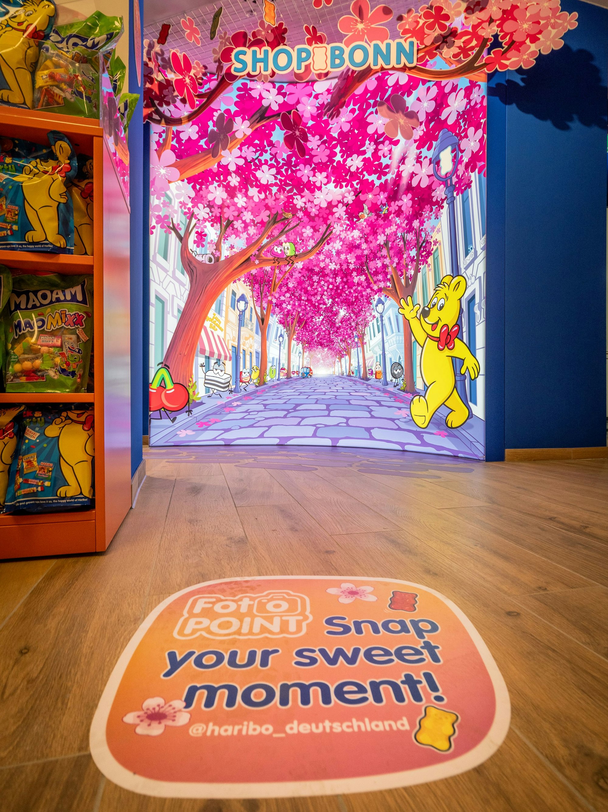 Als Hommage an Bonn als Geburtsort von Haribo ist in dem neuen Shop unter anderem eine Fotostrecke rund um die Bonner Kirschblüte zu sehen.
