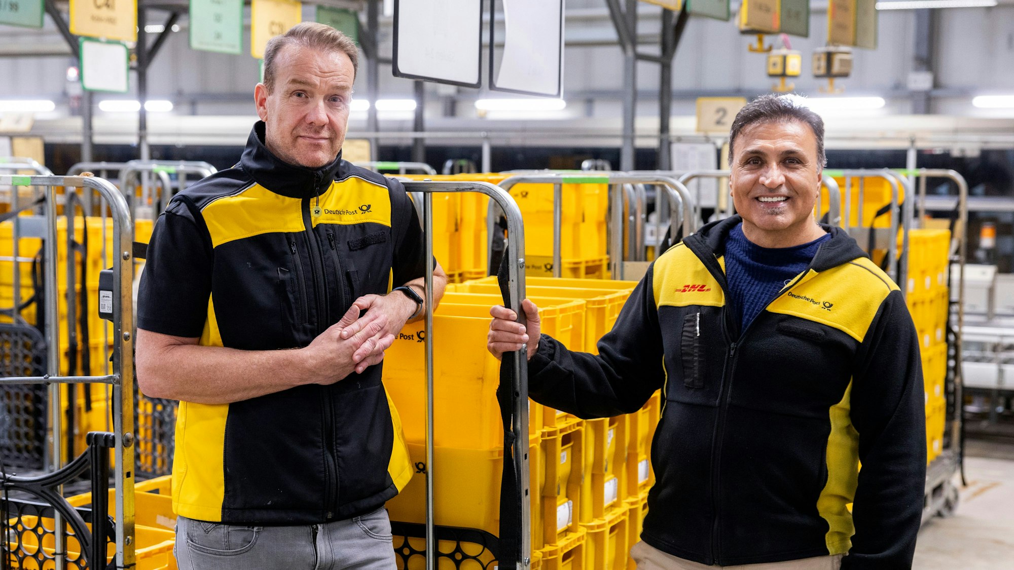 Briefzentrumsleiter Frank Dreier (links) und Schichtleiter Riza Karadag arbeiten seit Gründung im Jahr 1995 im Briefzentrum 51.