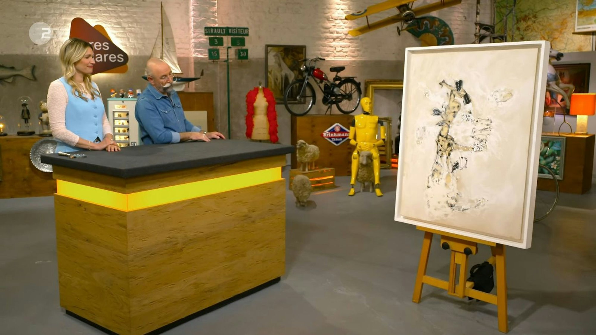 „Ach Heidenei!“, wusste „Bares für Rares“-Moderator Horst Lichter nichts mit dem Gemälde anzufangen. „Da muss man mal ganz in Ruhe kucken, was das ist.“ Gefiel das Motiv? Oder eher nicht? Auf jeden Fall lud es zum Rätselraten ein ...
(Bild: ZDF)