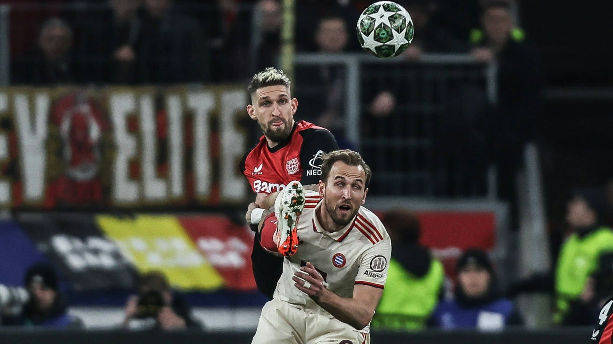 Fussball, UEFA Champions League Saison 2024/2025 Achtelfinale Rückspiel Bayer 04 Leverkusen - FC Bayern München 11.03.2025, BayArena Robert Andrich Bayer 04 Leverkusen, 8 Harry Kane FC Bayern München, 9 Leverkusen BayArena Nordrhein-Westfahlen Deutschland *** Sport, Football, UEFA Champions League season 2024 2025 Round of 16 second leg Bayer 04 Leverkusen FC Bayern Munich 11 03 2025, BayArena Robert Andrich Bayer 04 Leverkusen, 8 Harry Kane FC Bayern Munich, 9 Leverkusen BayArena Nordrhein Westfahlen Germany