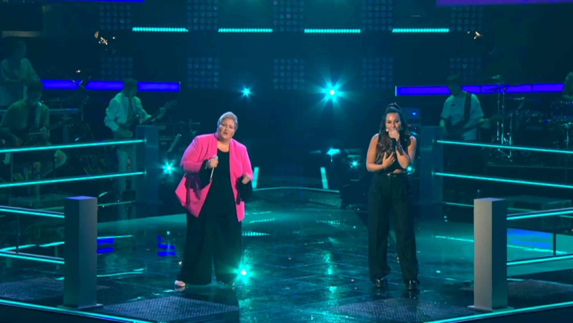 Auch Samira (rechts) ist ein Allstar, sie war schon einmal bei „The Voice“ erfolgreich. Diesmal tritt sie gegen Sängerin Lily an. Überraschung: Beide kommen weiter. (Bild: Joyn)