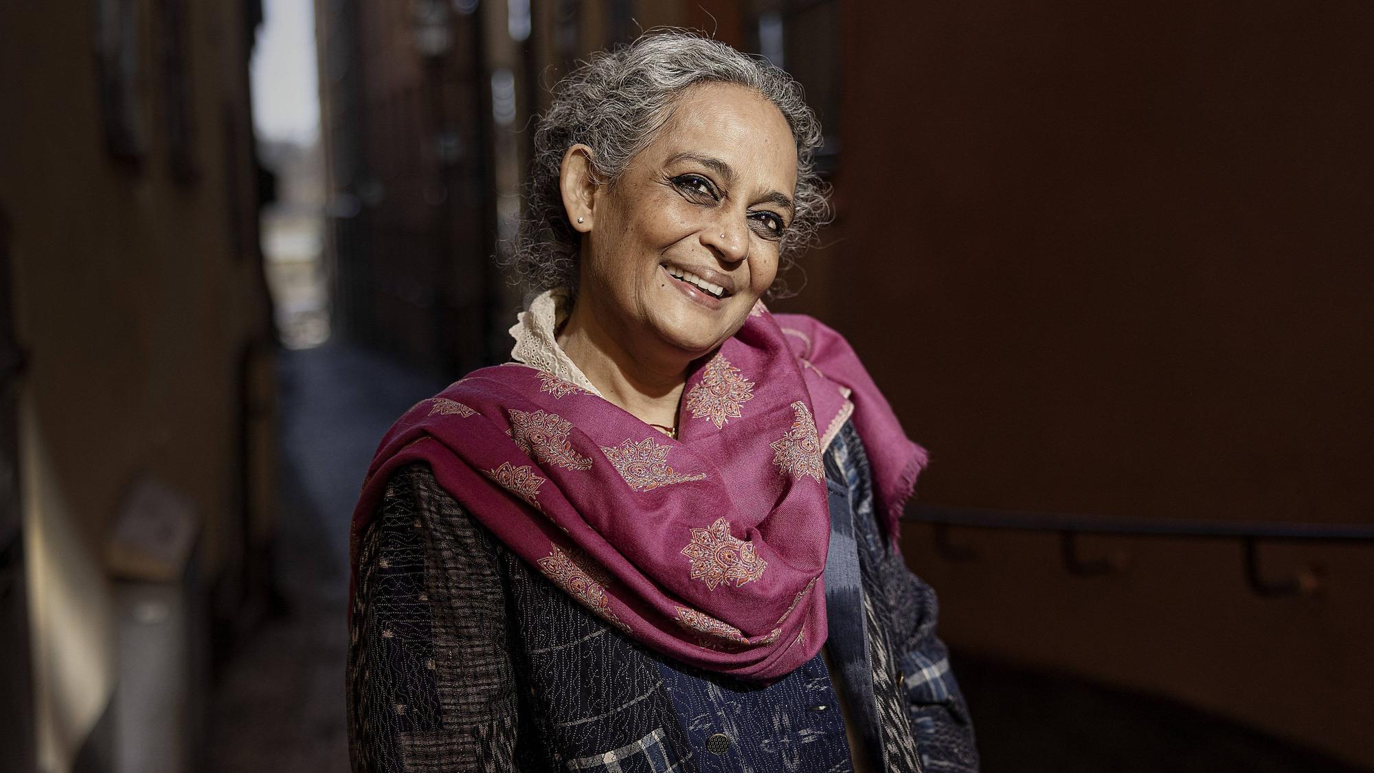 Porträt der indischen Schriftstellerin und politischen Aktivistin Arundhati Roy.