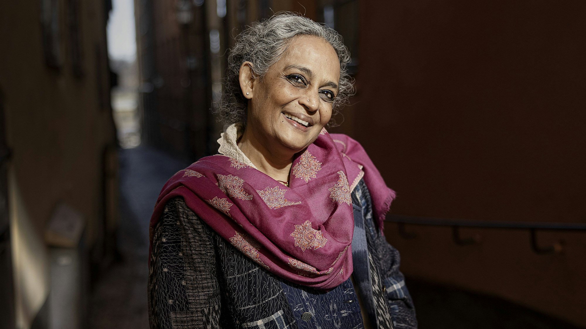 Porträt der indischen Schriftstellerin und politischen Aktivistin Arundhati Roy.