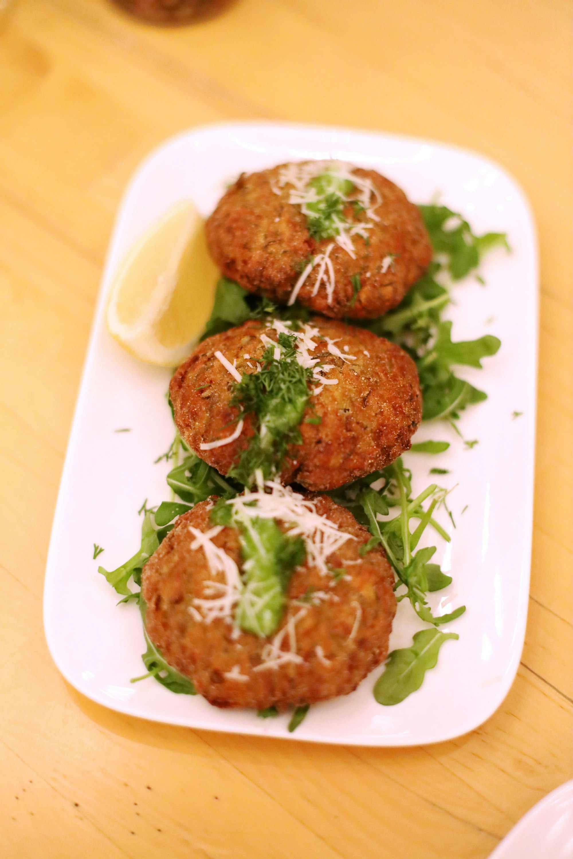 29.10.2025, Köln: Handgerollte Weinblätter und Filoteigeskalation in Dellbrück im Restaurant „Nikos Ouzeria“. Foto: Arton Krasniqi