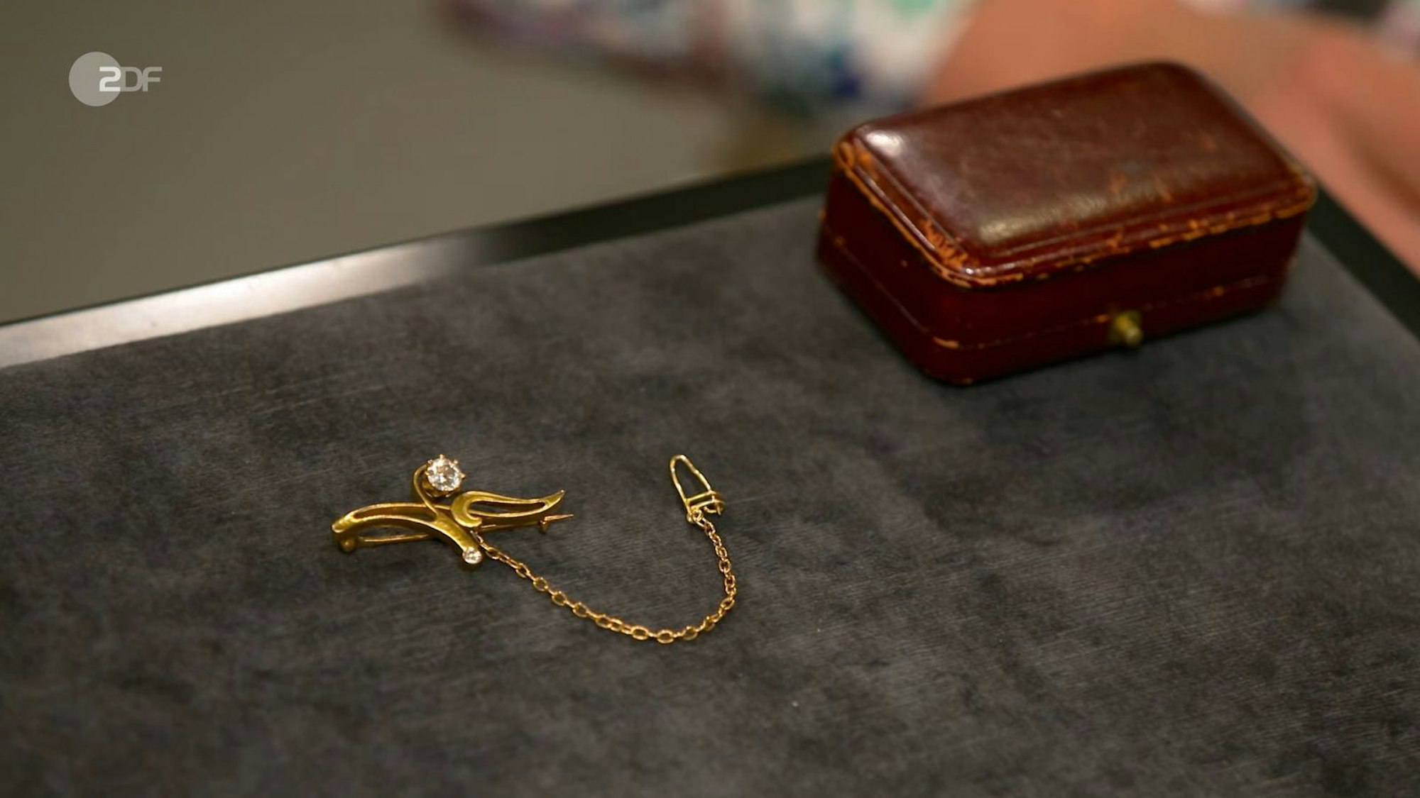 Die Goldbrosche mit einem Altschliffdiamant aus der Zeit um 1905 hatte einen Schätzwert von 900 bis 1.100 Euro. Elke Velten gab 900 Euro dafür aus.
(Bild: ZDF)
