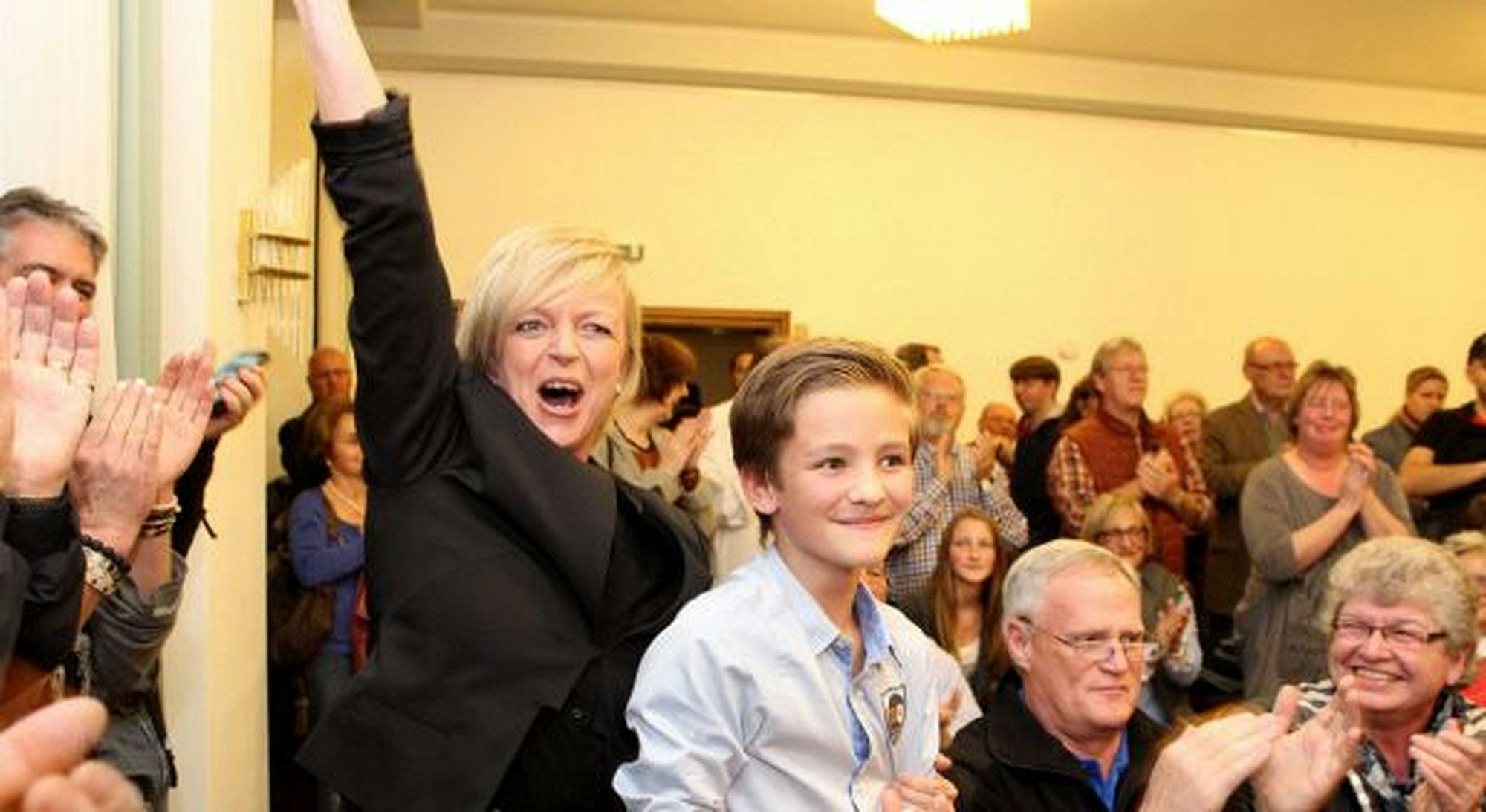 Sabine Preiser-Marian jubelt mit hochgerecktem Arm nach ihrem Wahlsieg 2015.
