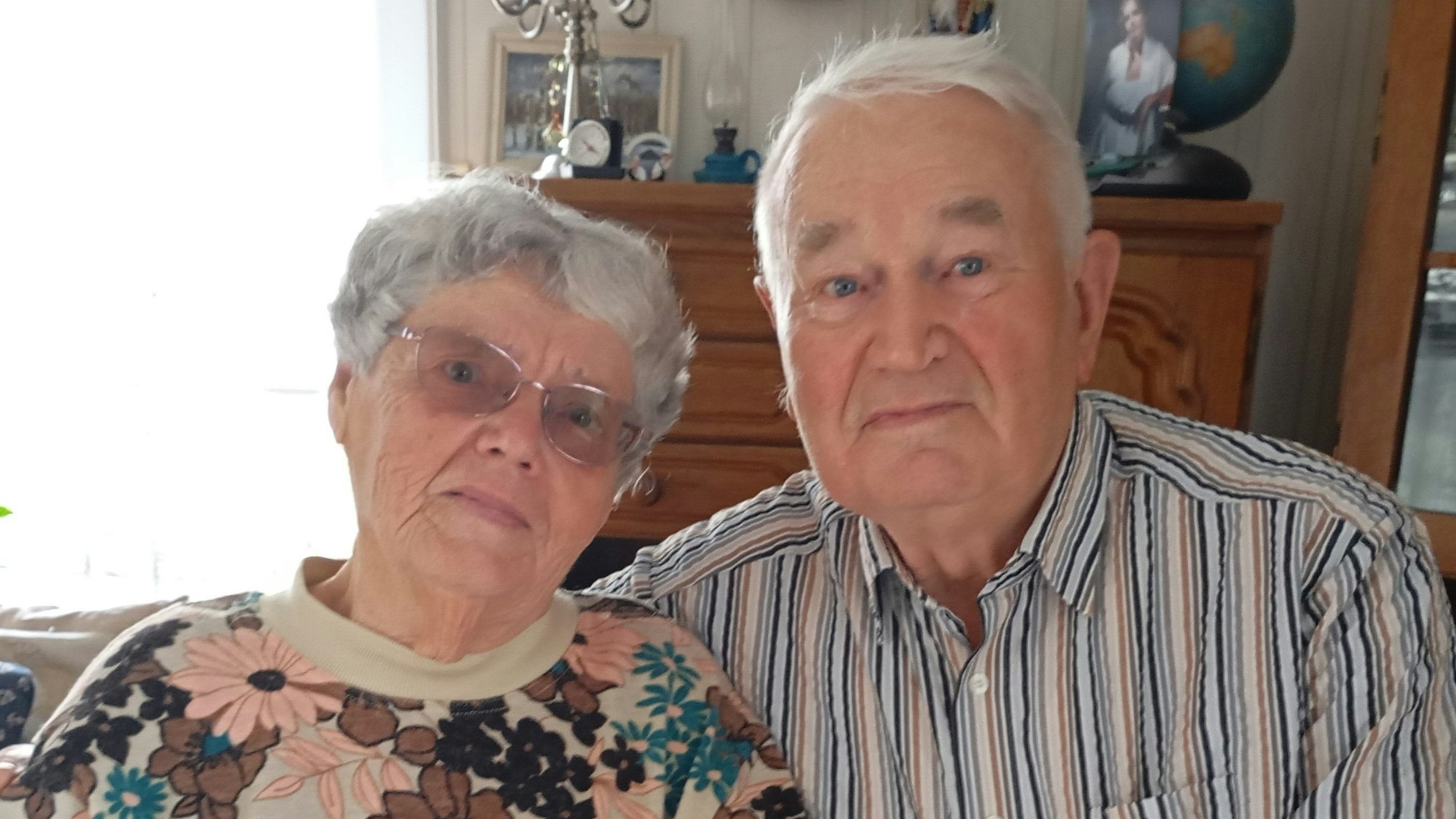 Eine Frau und ein Mann schauen in die Kamera.