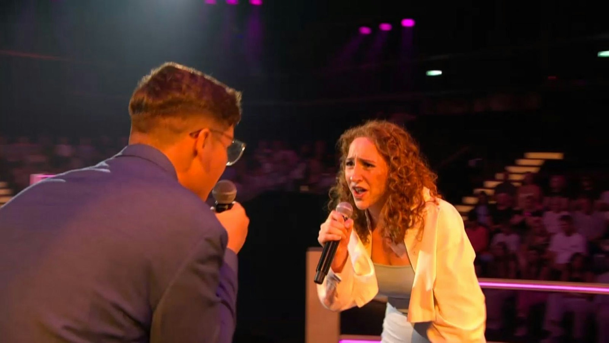 Wer Cros Herz höher schlagen ließ? Die jungen Talente Marvin und Greta aus dem Team Santos wirkten beim Singen wie verliebt. Beide dürfen sich weiter Hoffnungen auf einen Sieg machen. (Bild: Joyn)