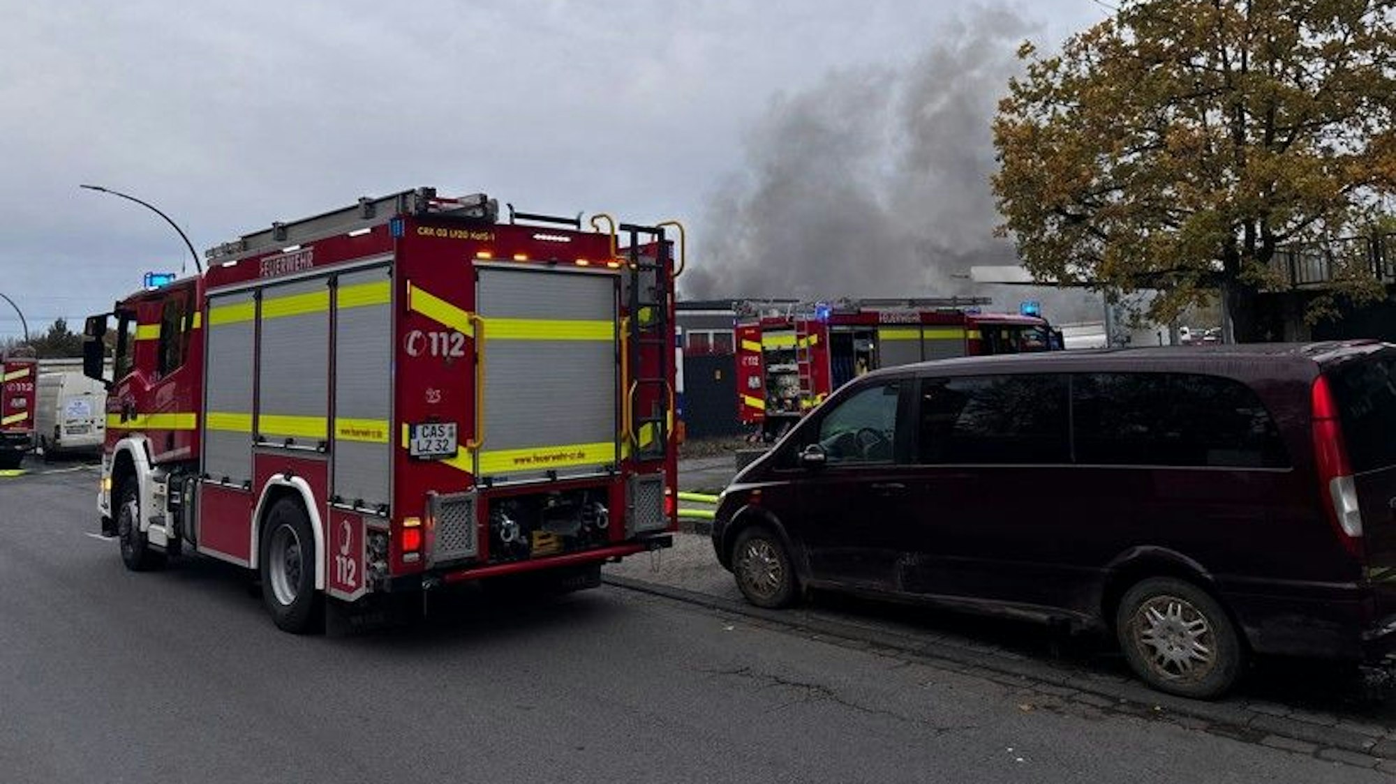 Die Feuerwehr ist nach dem Brand auf dem Tankstellen-Gelände mit zahlreichen Einsatzkräften vor Ort am Westring in Castrop-Rauxel.