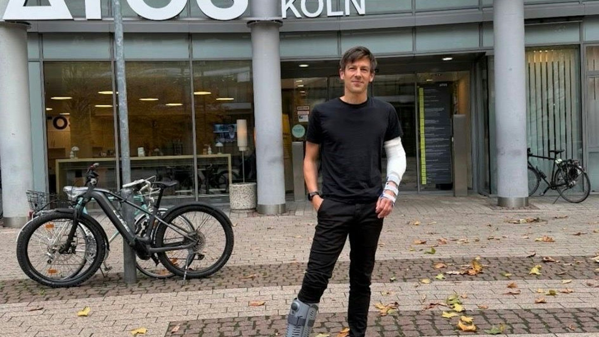 Ex-FC-Vize Carsten Wettich postete auf Instagram ein Foto vor der Mediapark-Klinik in Köln mit zwei Gipsverbänden.