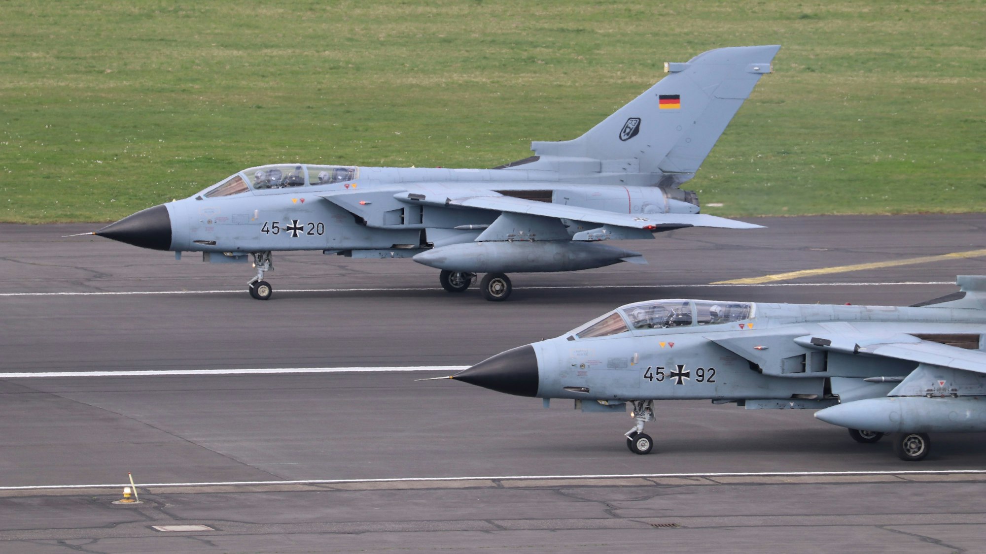 Auf dem Bild sind zwei Tornados auf einem Flugplatz zu sehen.
