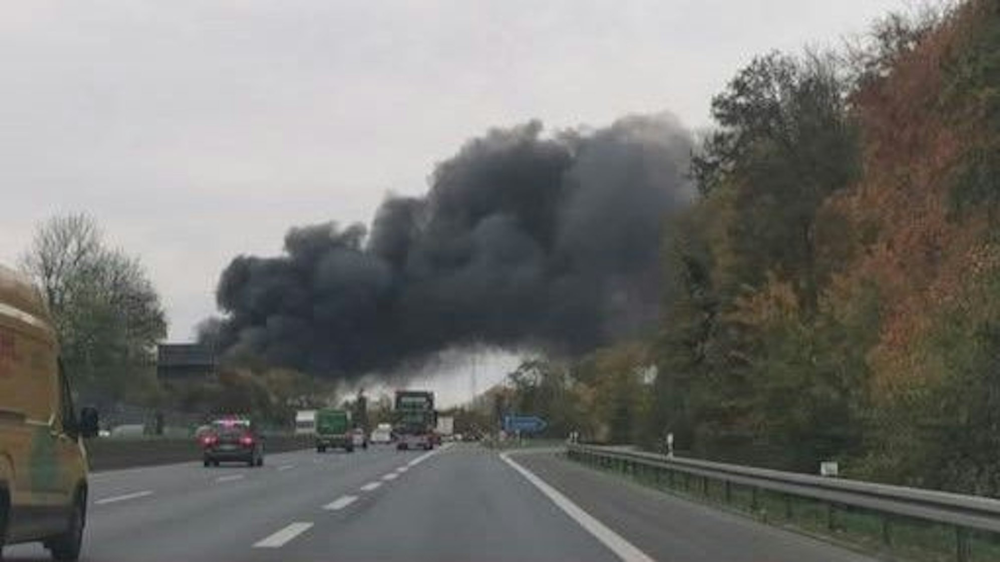 Bei dem Großbrand an einer Tankstelle in Castrop-Rauxel kommt es zu einer starken Rauchentwicklung.