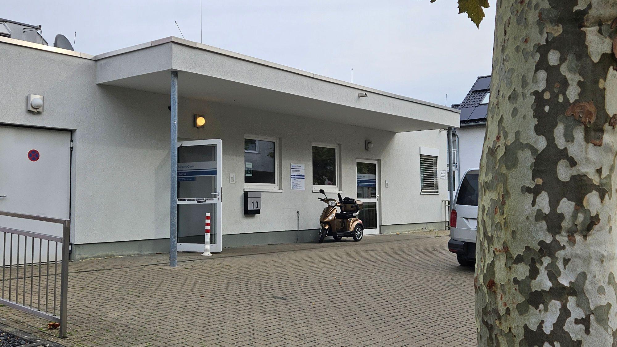 Zu sehen ist ein weißer Bungalow.