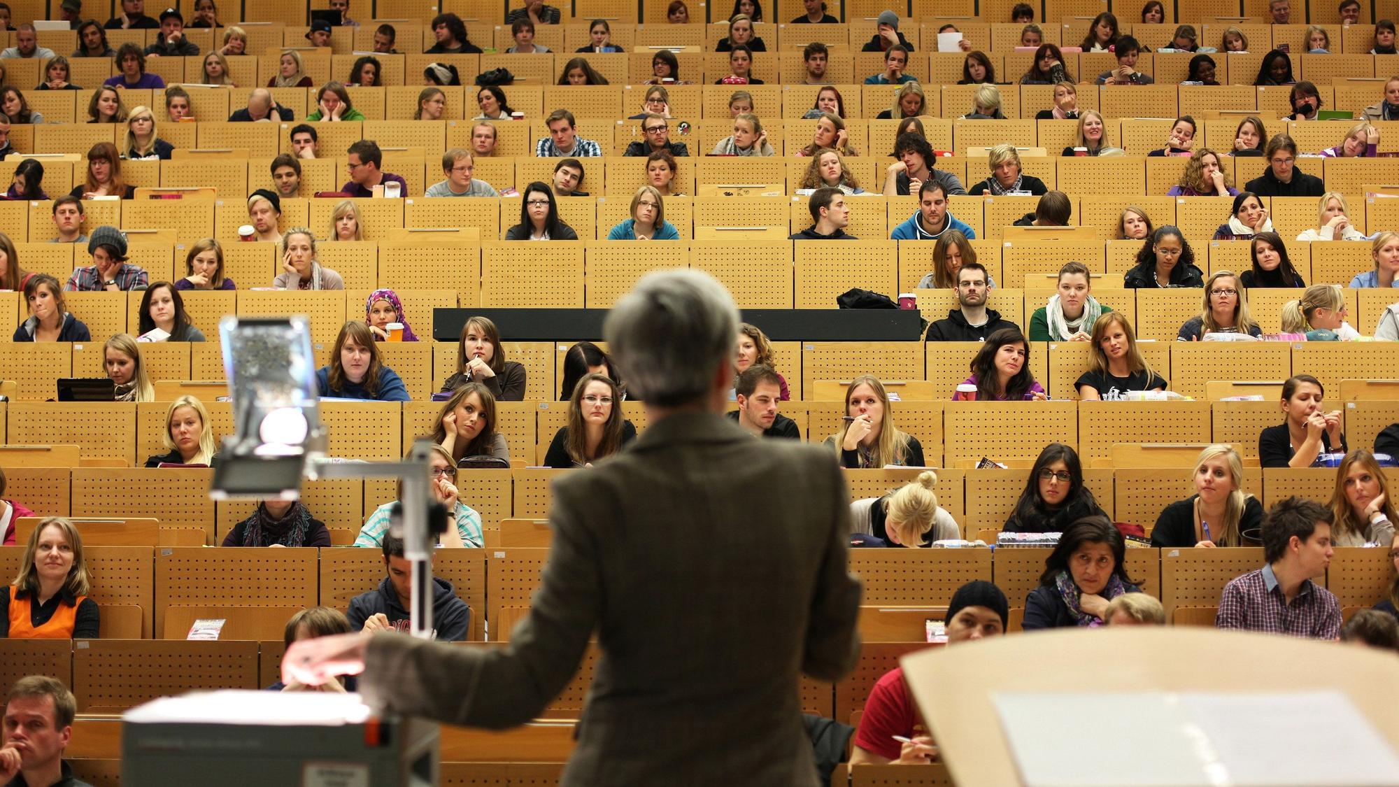 ARCHIV - 17.10.2011, Nordrhein-Westfalen, Bochum: Eine Professorin hält in einem Hörsaal der Ruhr-Universität eine Vorlesung. (zu dpa: «NRW-Hochschulen protestieren gegen geplante Kürzungen») Foto: Fabian Stratenschulte/dpa +++ dpa-Bildfunk +++