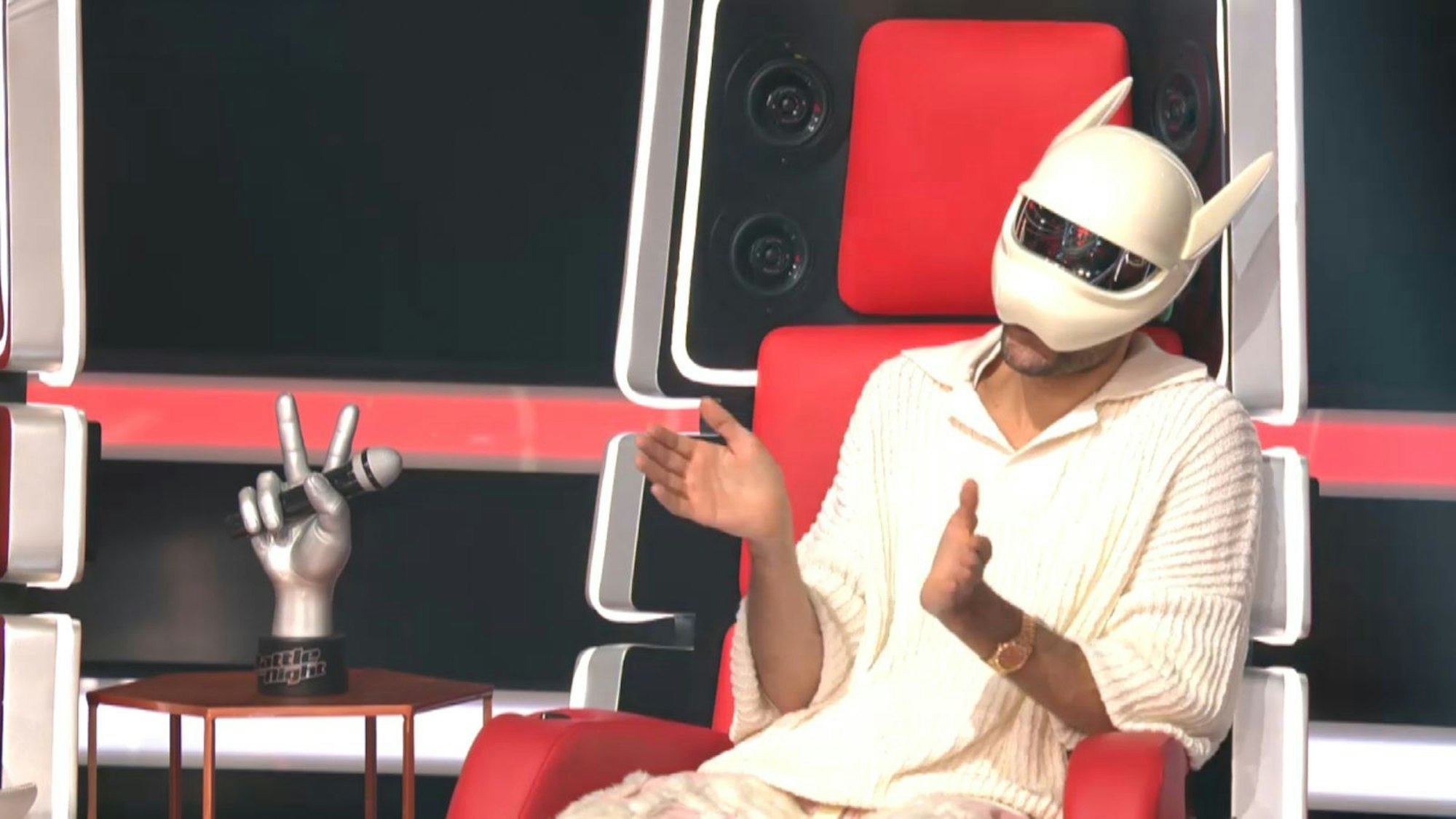 Emotionale Achterbahnfahrt: Auch wenn die Maske allzu offensichtliche Gefühlsregungen verdeckt - Cro wirkte mehrfach tief bewegt. „Ich habe fast geheult, auch wenn man es nicht sieht“, sagte der Rap-Star und Gast-Coach bei „The Voice“. (Bild: Joyn)