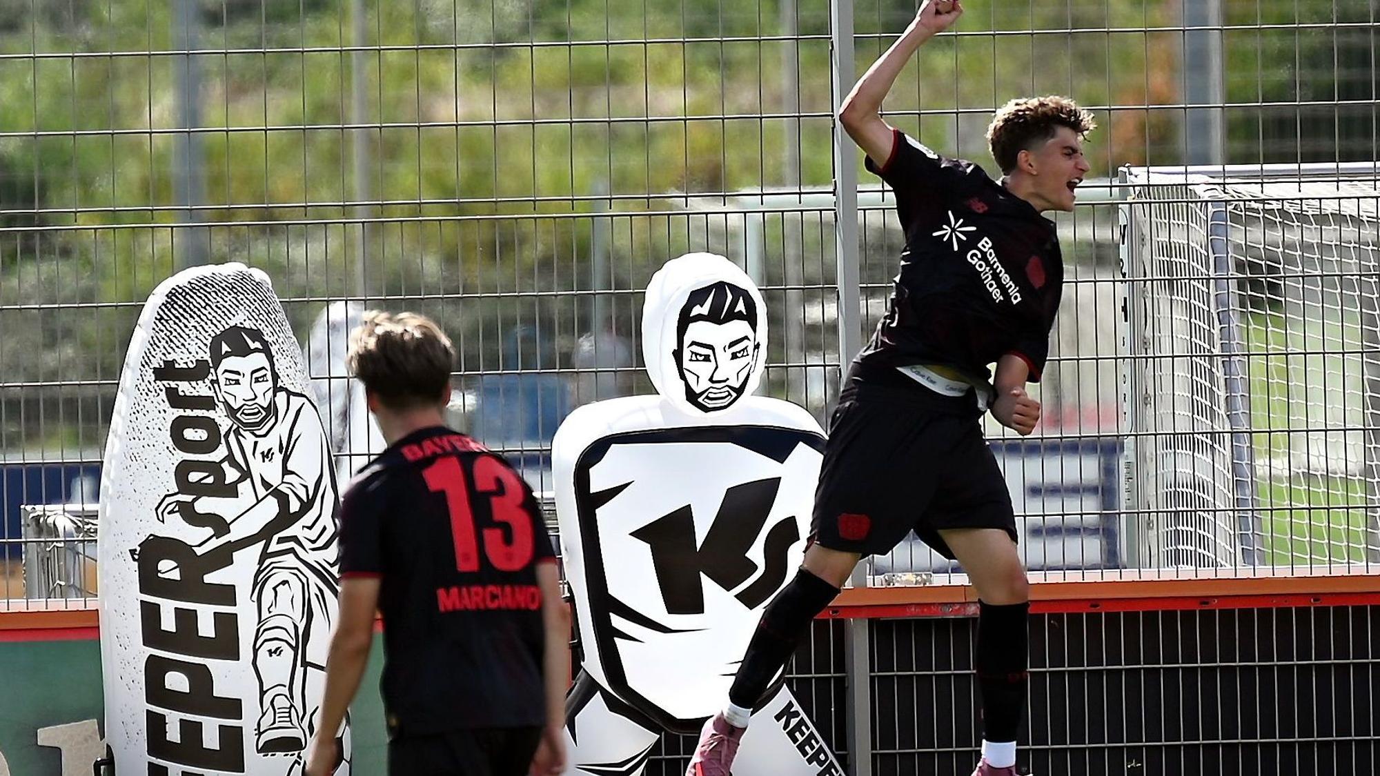 30.08.2025, Fiussball-U17-Bayer 04-Offenbach
rechts: Simone Cannizzaro (Bayer) Torschütze zum 1:0 für Bayer
Foto: Uli Herhaus
