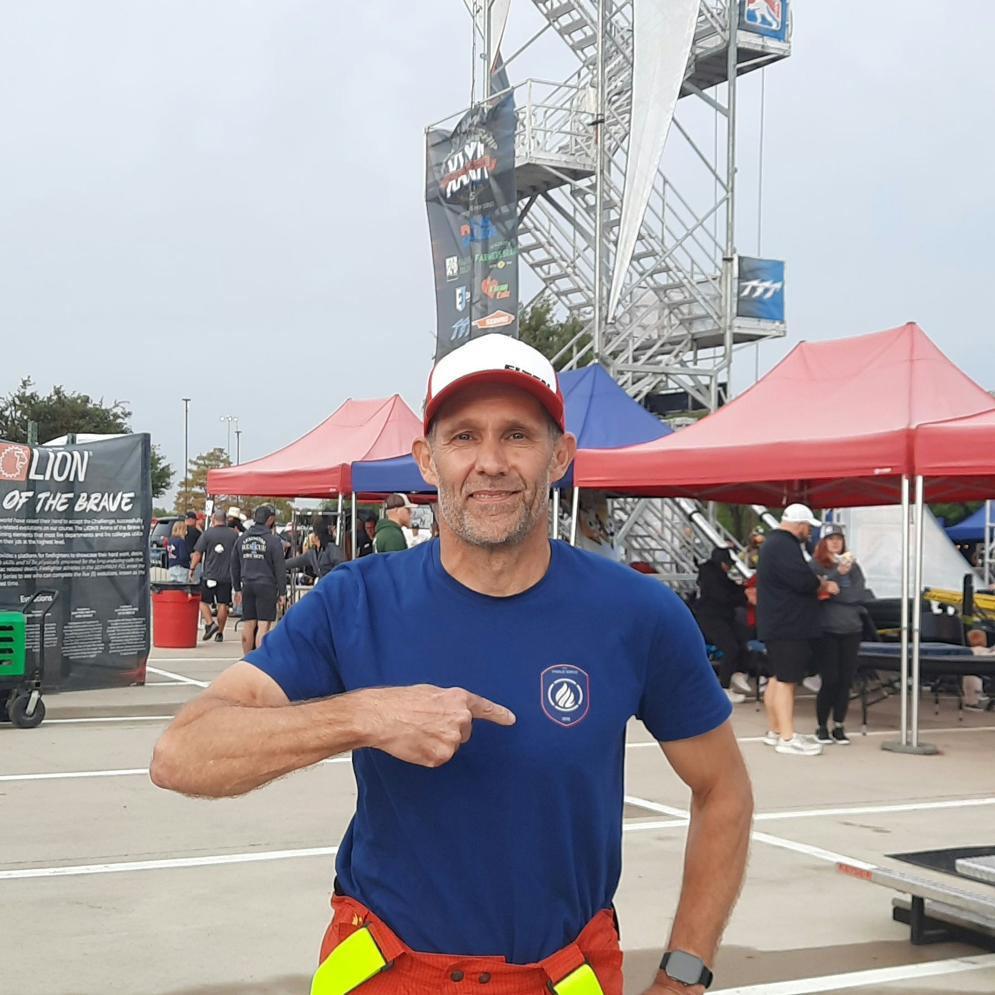 Ein Mann vor einem Turm aus Stahl.