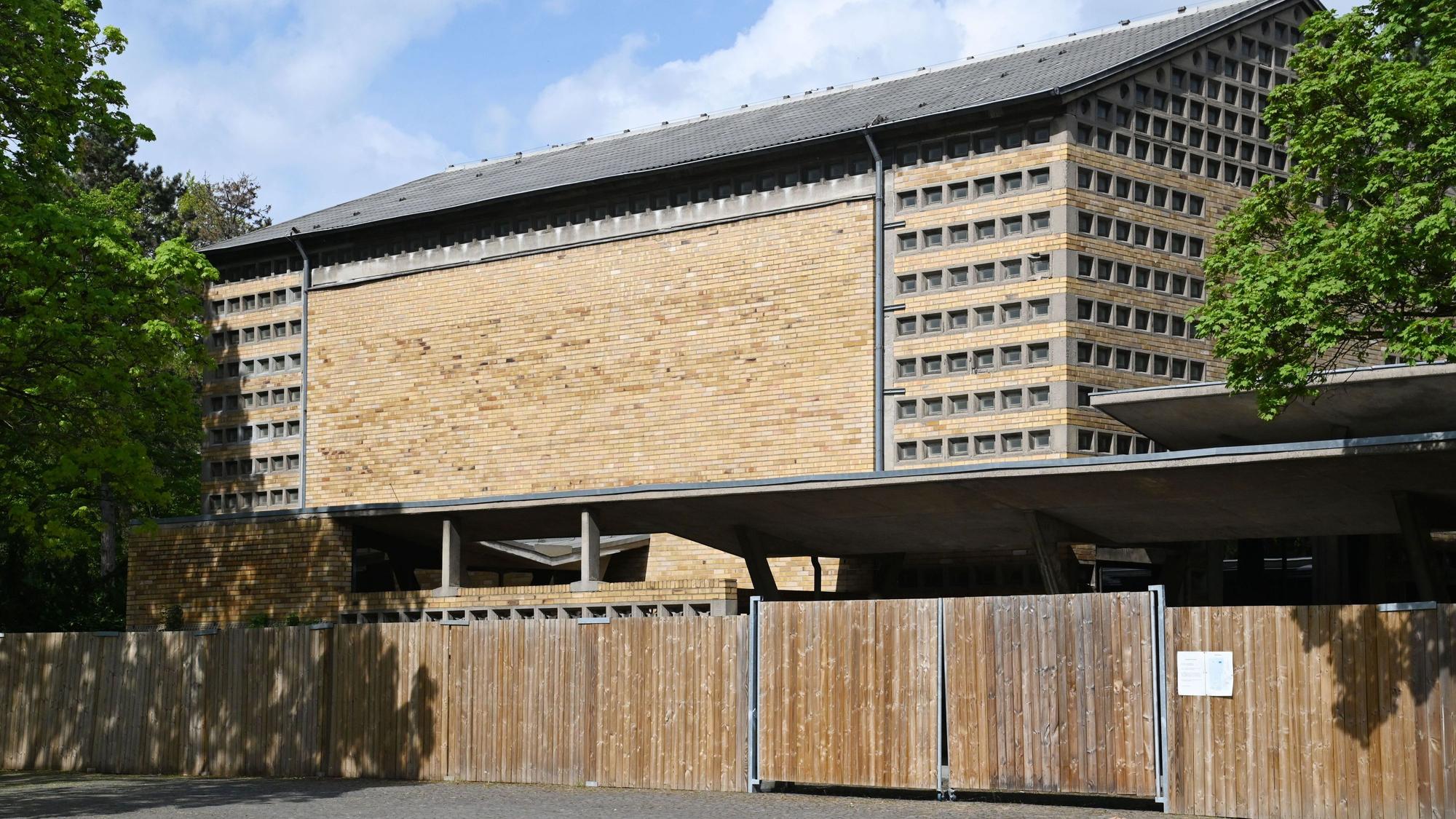 Die Trauerhalle des Melatenfriedhofs ist seit 2023 gesperrt.