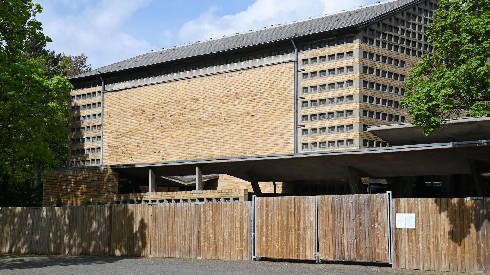 14.04.2025 Köln. Die Trauerhalle des Melatenfriedhofs an der Piusstraße ist eingezäunt. Foto: Alexander Schwaiger