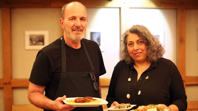 29.10.2025, Köln: Nikos Giotis mit Spyridoula Kyvranoglou machen Handgerollte Weinblätter und Filoteigeskalation in Dellbrück im Restaurant „Nikos Ouzeria“. Foto: Arton Krasniqi