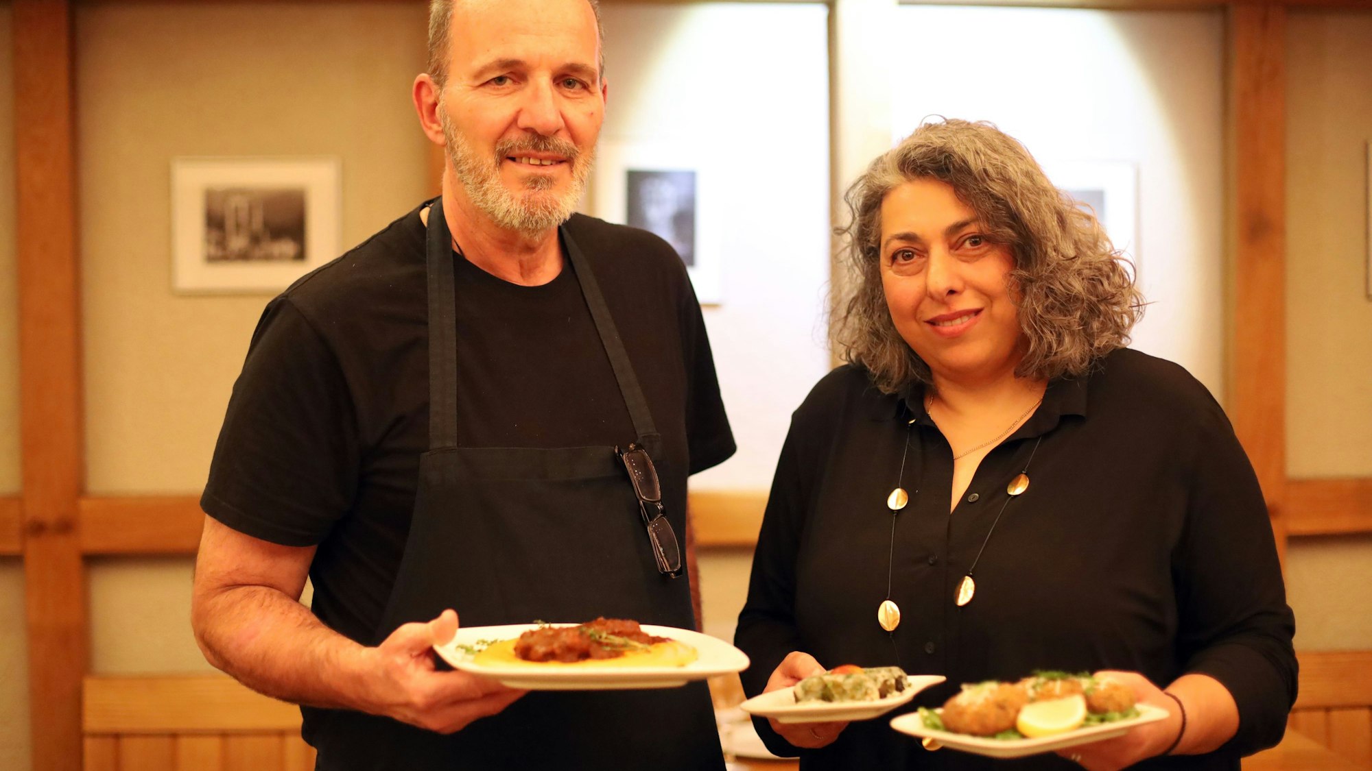29.10.2025, Köln: Nikos Giotis mit Spyridoula Kyvranoglou machen Handgerollte Weinblätter und Filoteigeskalation in Dellbrück im Restaurant „Nikos Ouzeria“. Foto: Arton Krasniqi