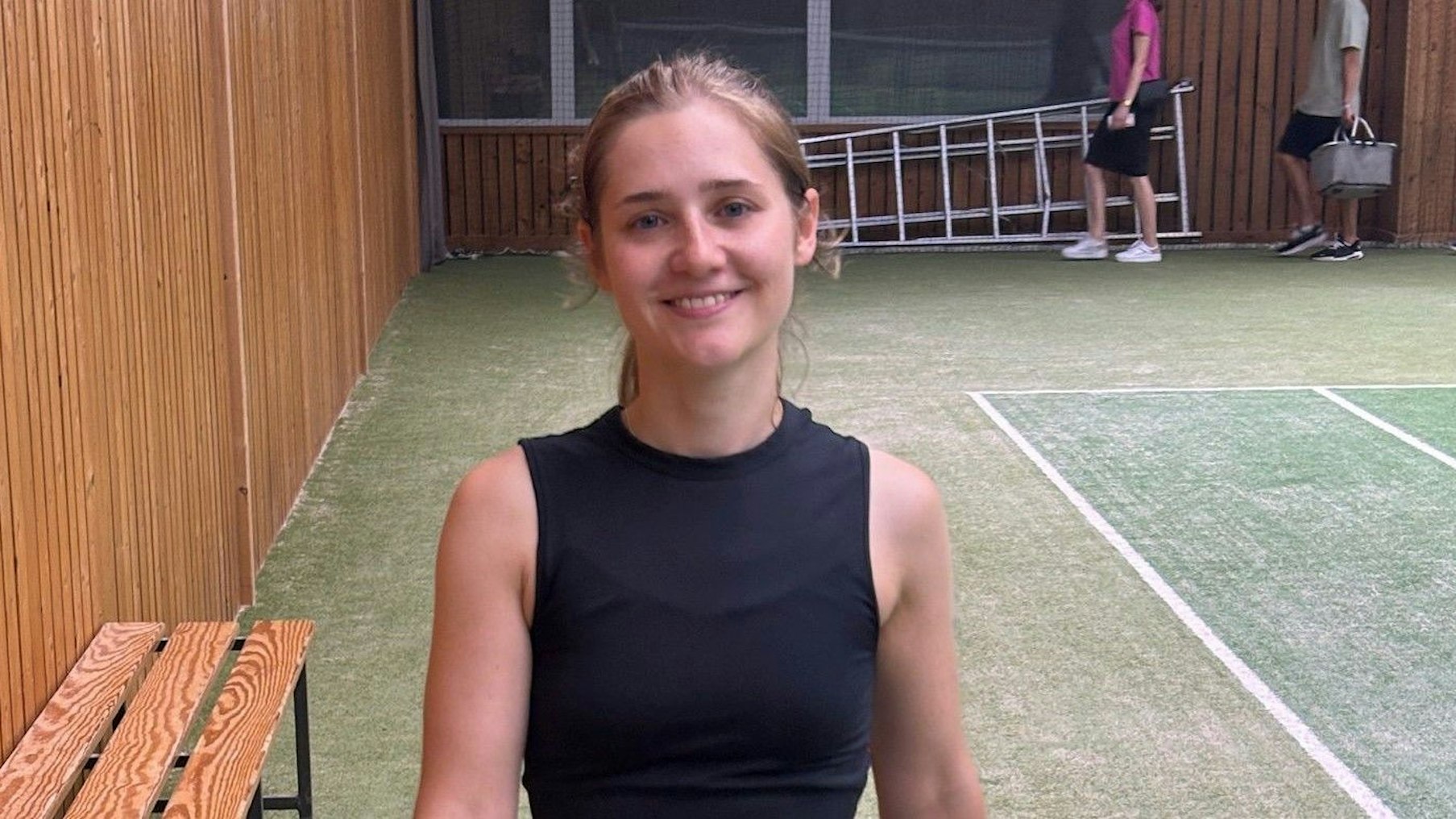 Foto der Vermissten. Pauline Mann steht in einer Sporthalle.