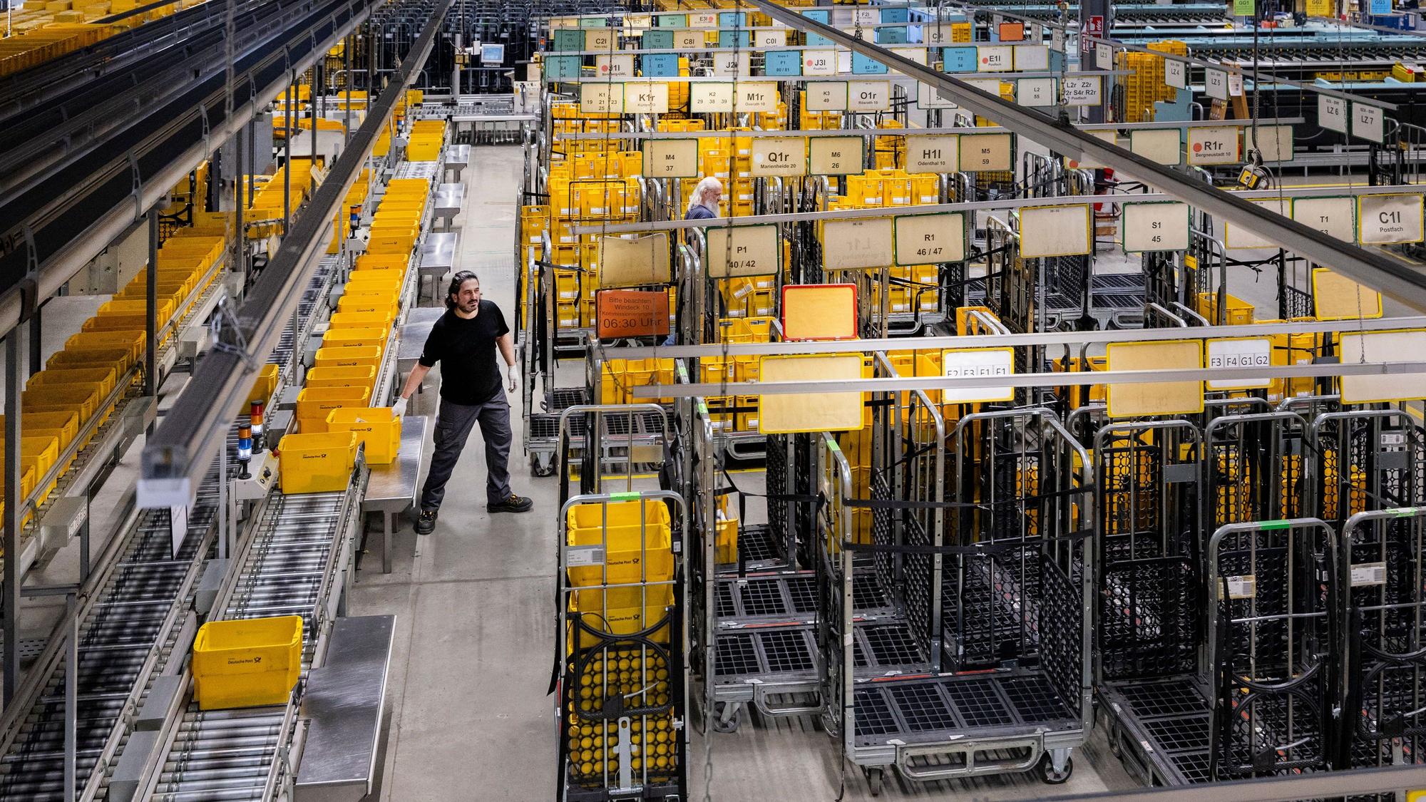 Auf 6500 Quadratmetern stempeln und sortieren 300 Mitarbeitende die Post für und von Menschen aus Postleitzahlbereich 51.