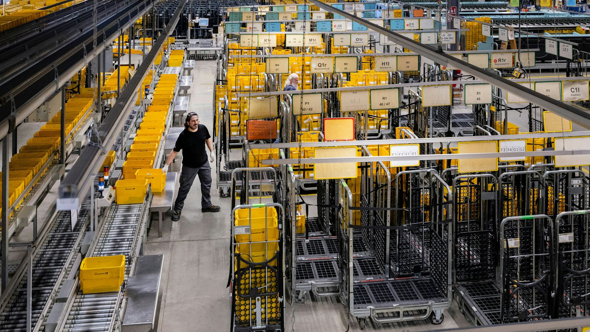 Auf 6500 Quadratmetern stempeln und sortieren 300 Mitarbeitende die Post für und von Menschen aus Postleitzahlbereich 51.