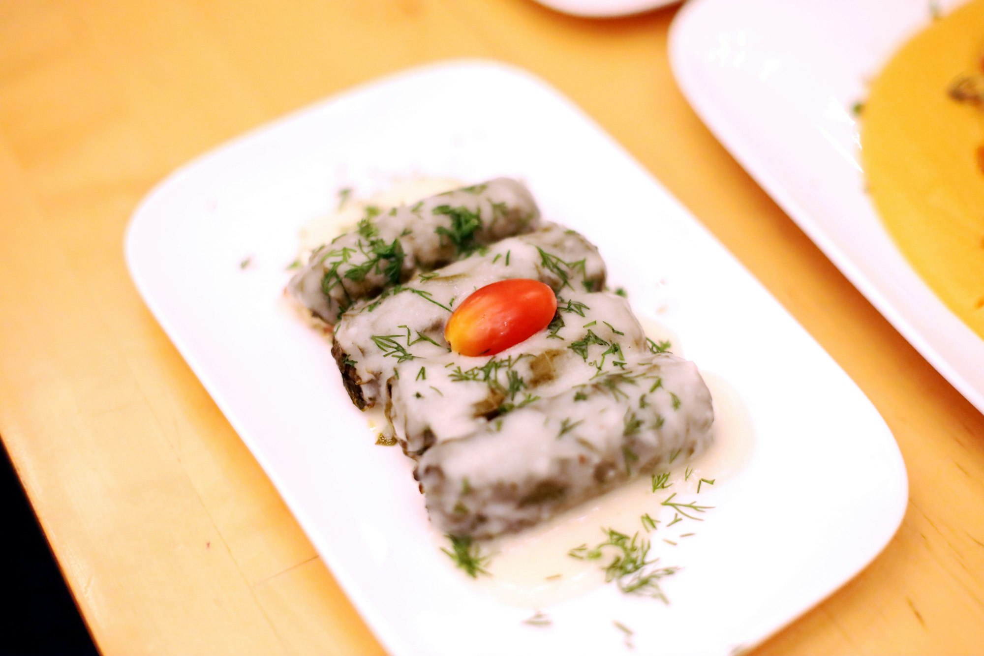 29.10.2025, Köln: Handgerollte Weinblätter und Filoteigeskalation in Dellbrück im Restaurant „Nikos Ouzeria“. Foto: Arton Krasniqi