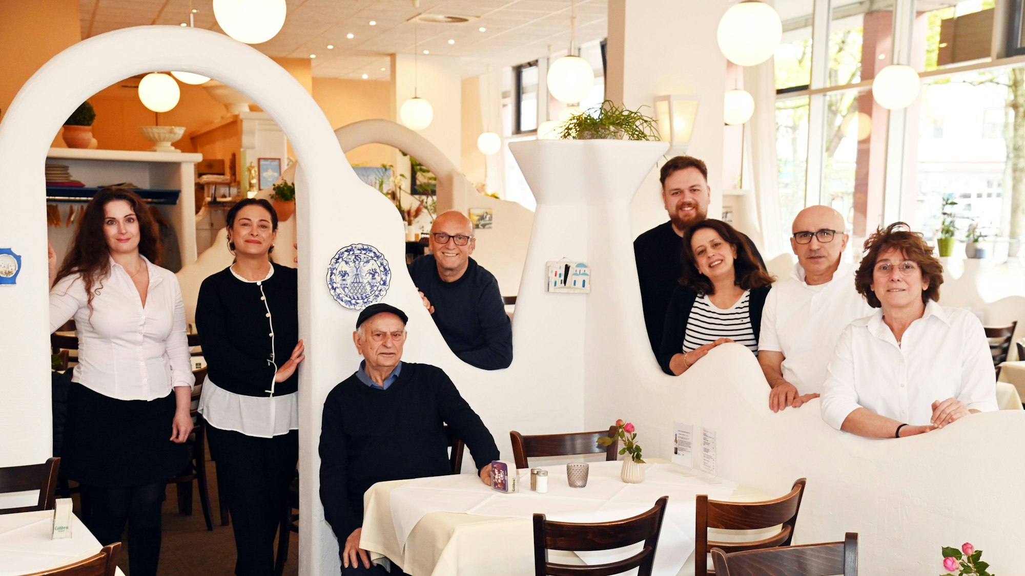 Die Betreiberfamilie – sitzend im Vordergrund Oberhaupt Lazaros Telidis – freut sich wieder auf Gäste. Das Ambiente ist unverändert geblieben.