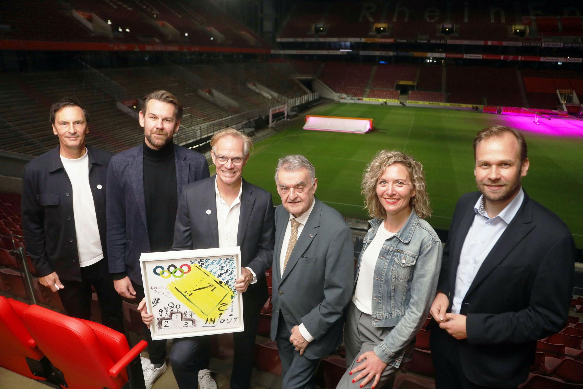 In der Podolski-Loge: Sebastian Hellmann, Thomas Kessler, Jens Enneper, Herbert Reul, Nina Louis und Robert Voigtsberger (v.l.)