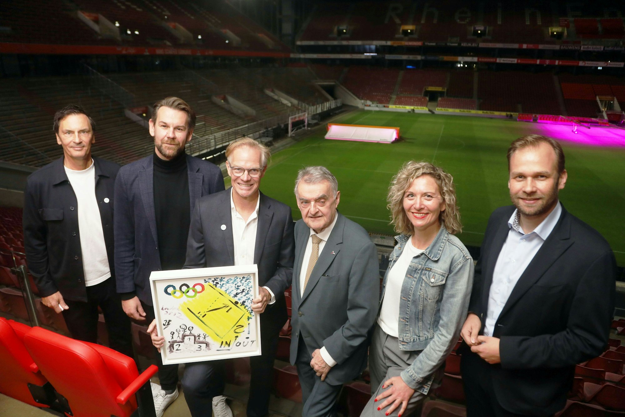 In der Podolski-Loge: Sebastian Hellmann, Thomas Kessler, Jens Enneper, Herbert Reul, Nina Louis und Robert Voigtsberger (v.l.)