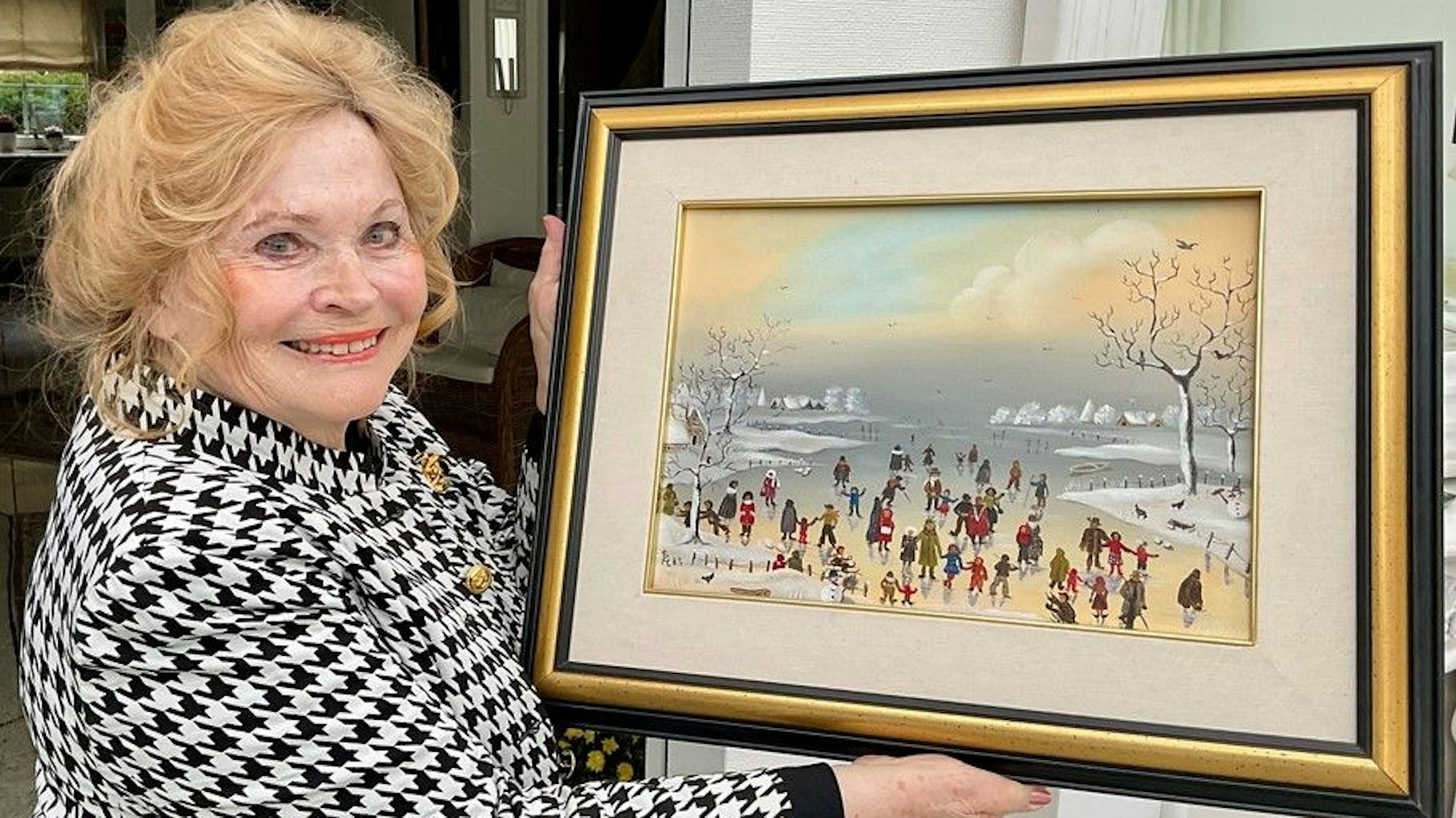 Künstlerin Ingrid Montag-Schoenenberg vor einem ihrer Werke.