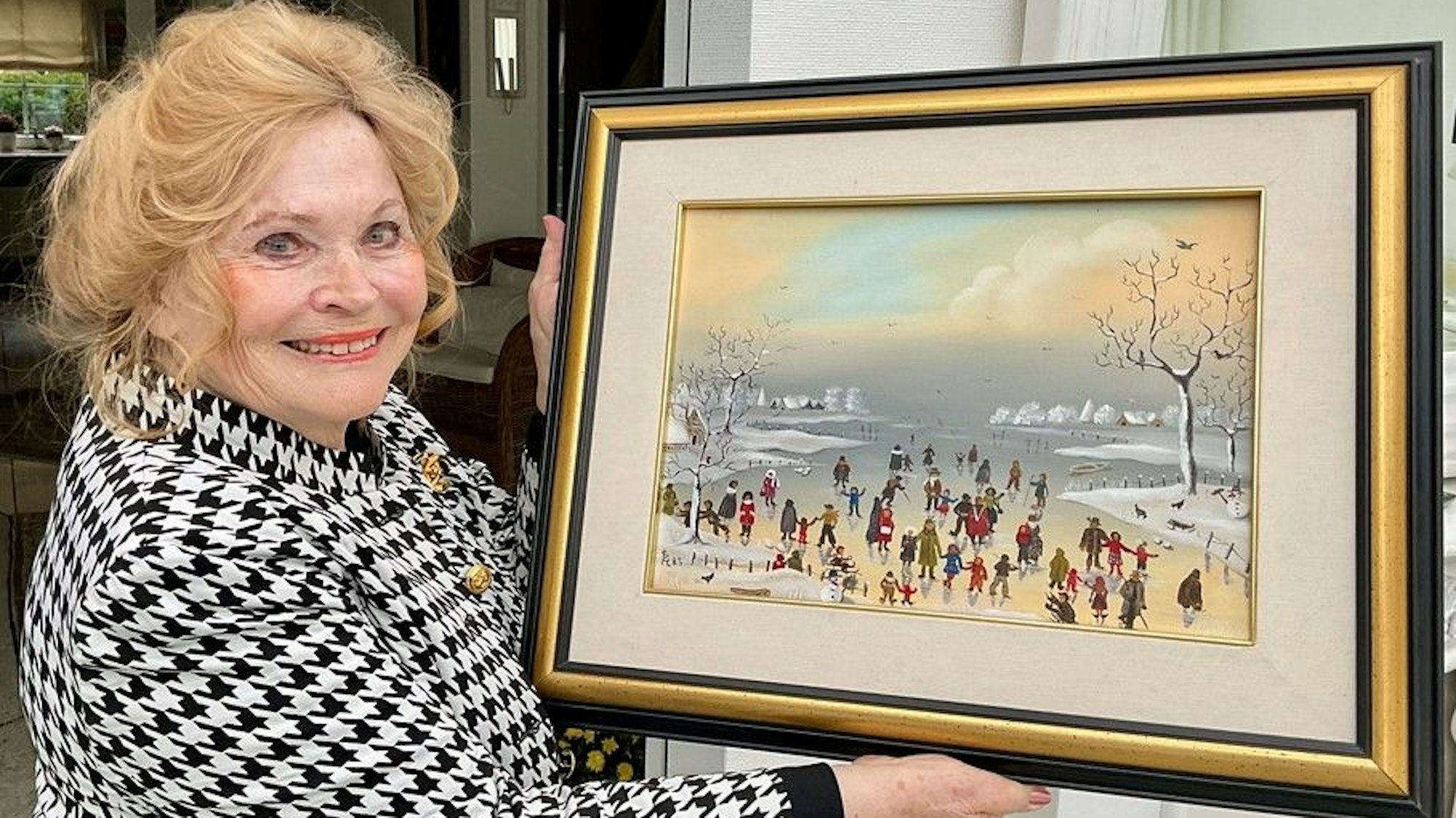 Künstlerin Ingrid Montag-Schoenenberg vor einem ihrer Werke.