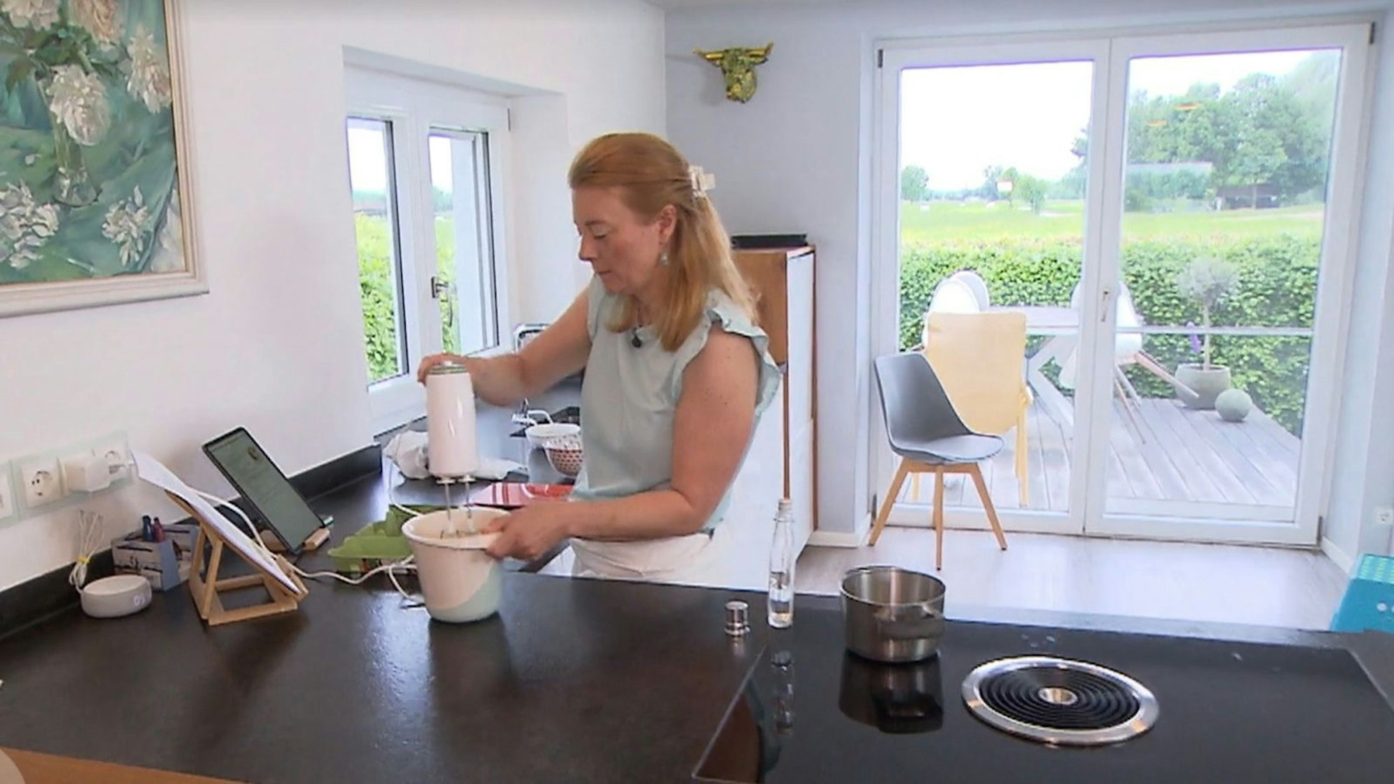 In Übersee am Chiemsee hat Doris (42) einen herrlichen Ausblick aus ihrer Küche. (Bild: RTL)