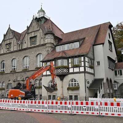 Vor dem Rathaus ist eine Baustelle.