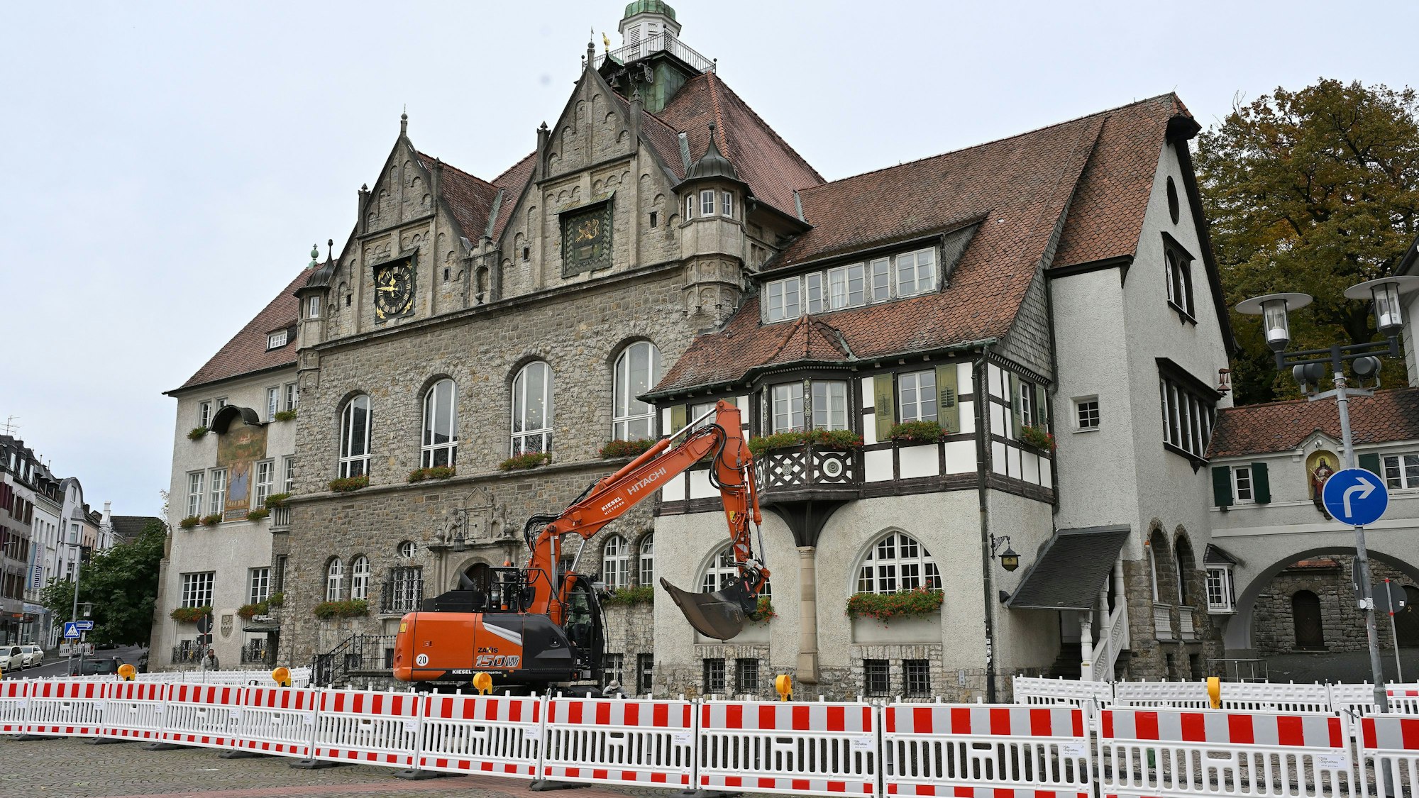 Vor dem Rathaus ist eine Baustelle.
