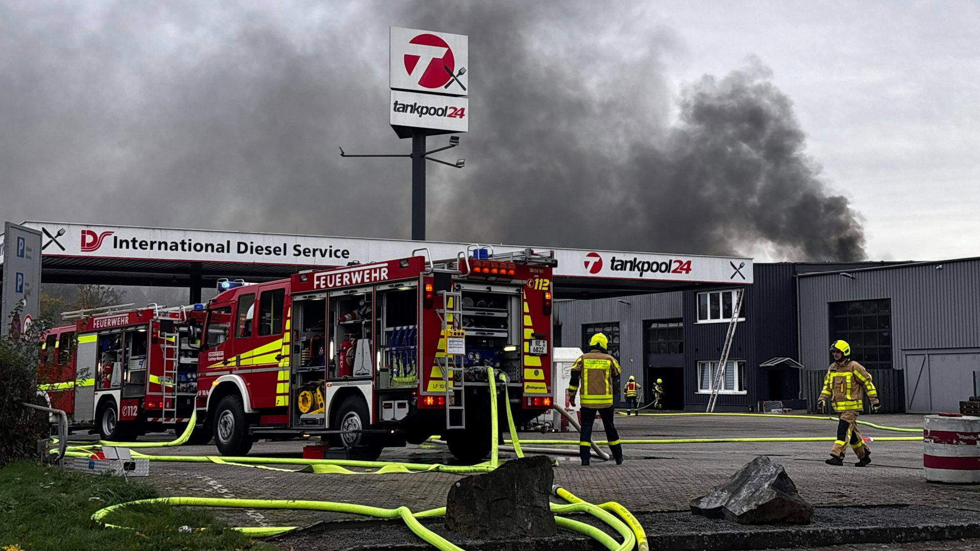 Feuerkräfte sind im Einsatz in Castrop-Rauxel. Dort soll es am Freitagmorgen eine Explosion gegeben haben, es bildete sich eine große Rauchwolke.